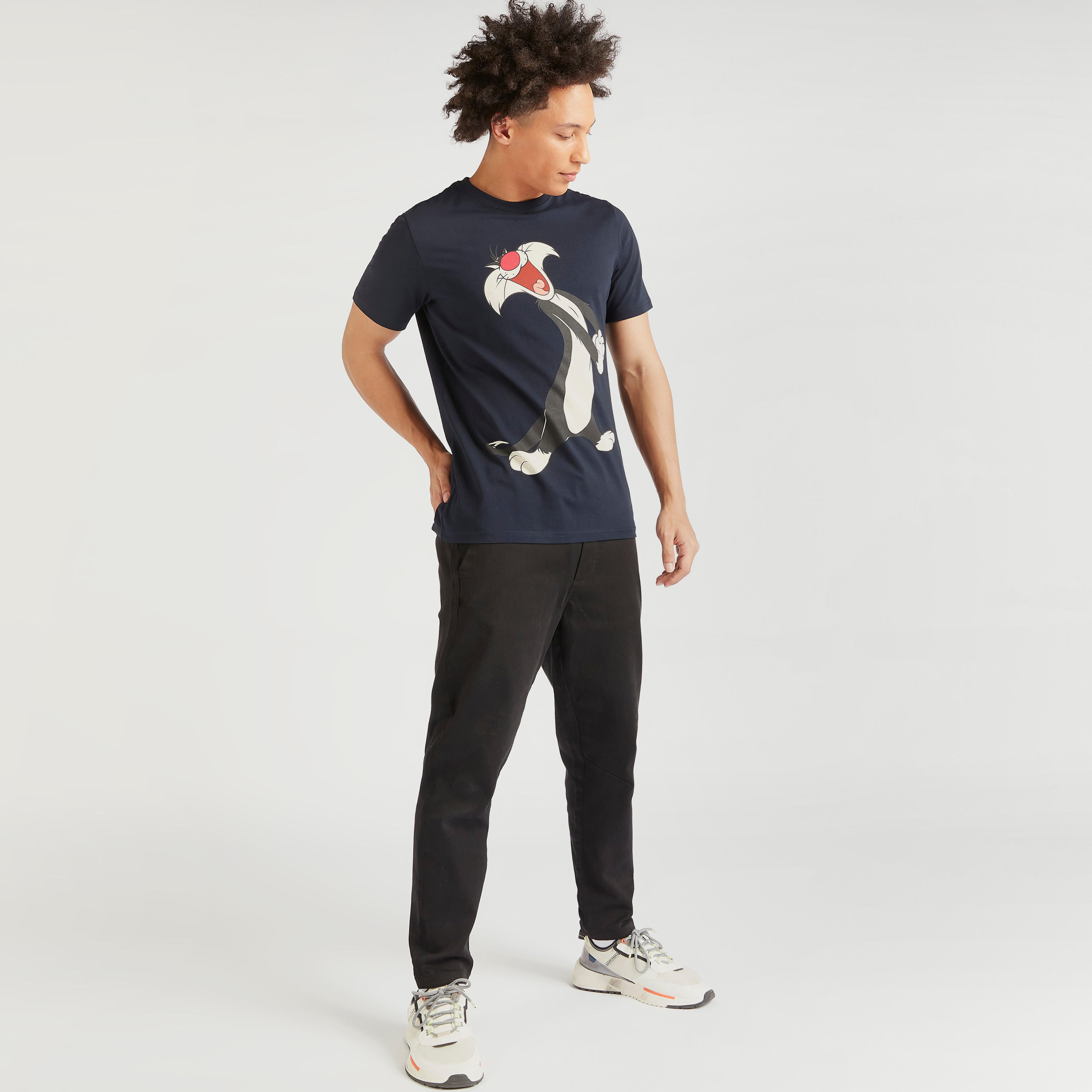 تيشيرت بياقة ضيقة وأكمام قصيرة وطبعات لوني تيونز-men-clothing-tshirtsandpolos-tshirts-image-2