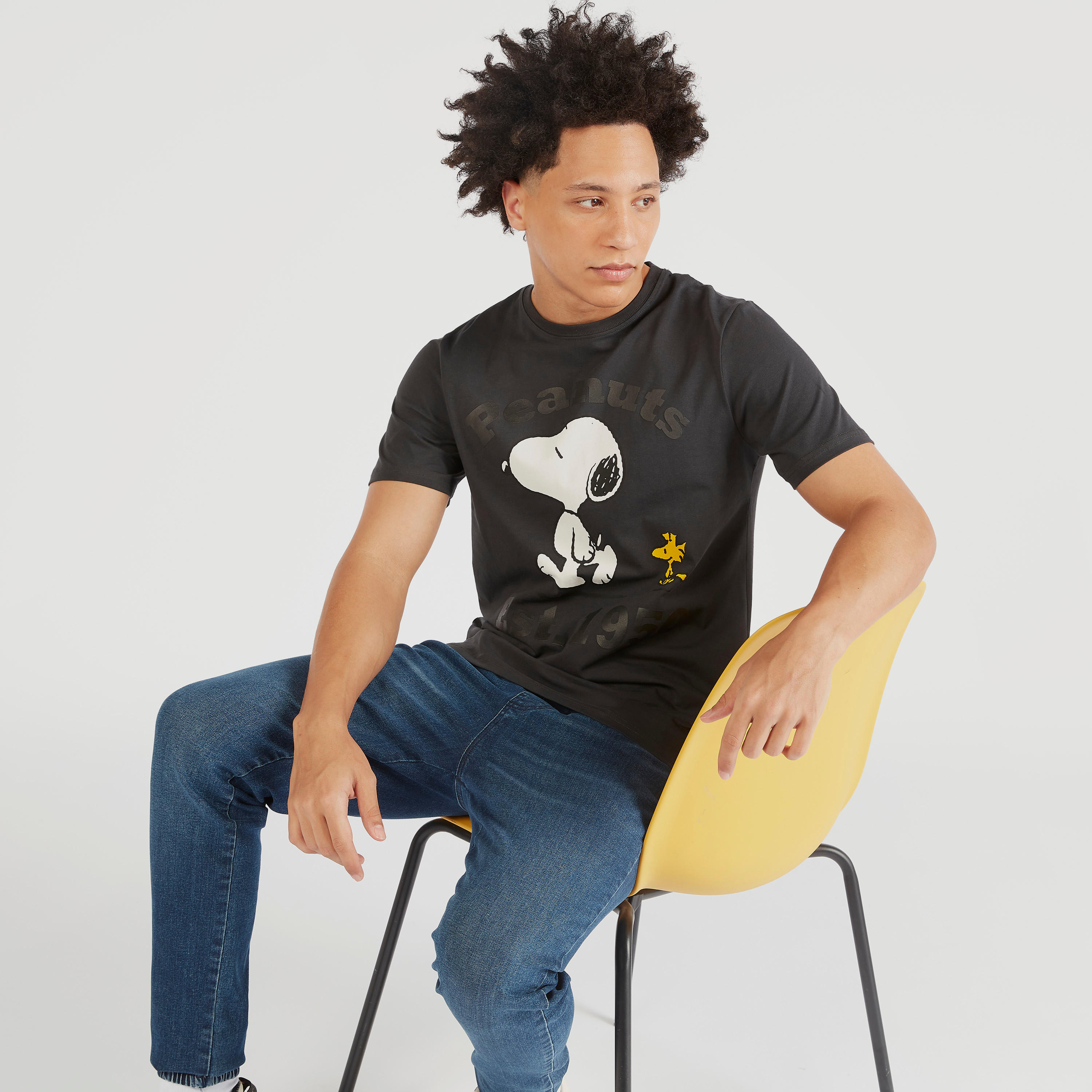 تيشيرت بياقة ضيقة وأكمام قصيرة وطبعات-men-clothing-tshirtsandpolos-tshirts-image-1