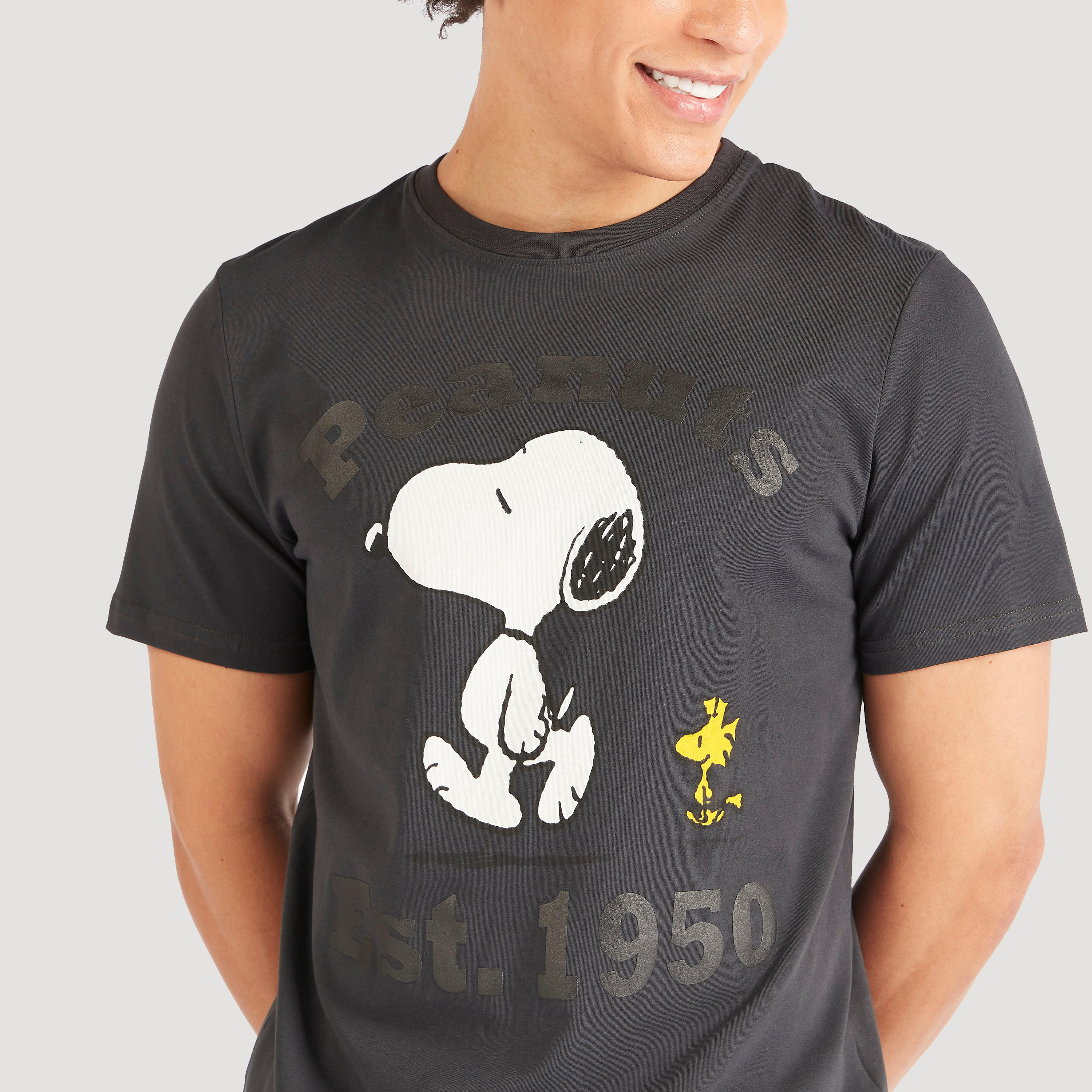 تيشيرت بياقة ضيقة وأكمام قصيرة وطبعات-men-clothing-tshirtsandpolos-tshirts-image-3