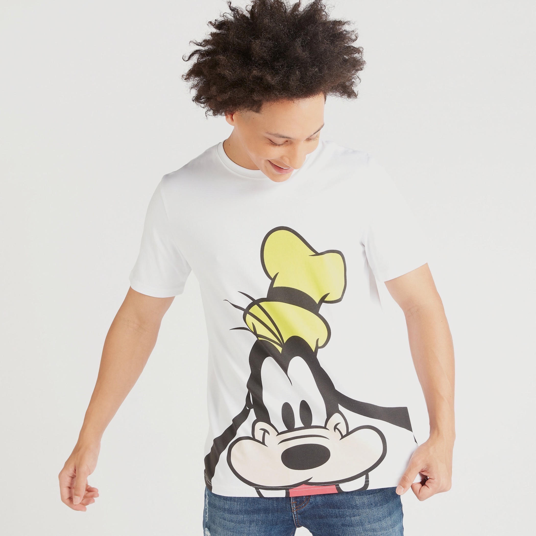 تيشيرت بياقة ضيّقة وأكمام قصيرة وطبعات جوفي-men-clothing-tshirtsandpolos-tshirts-image-1