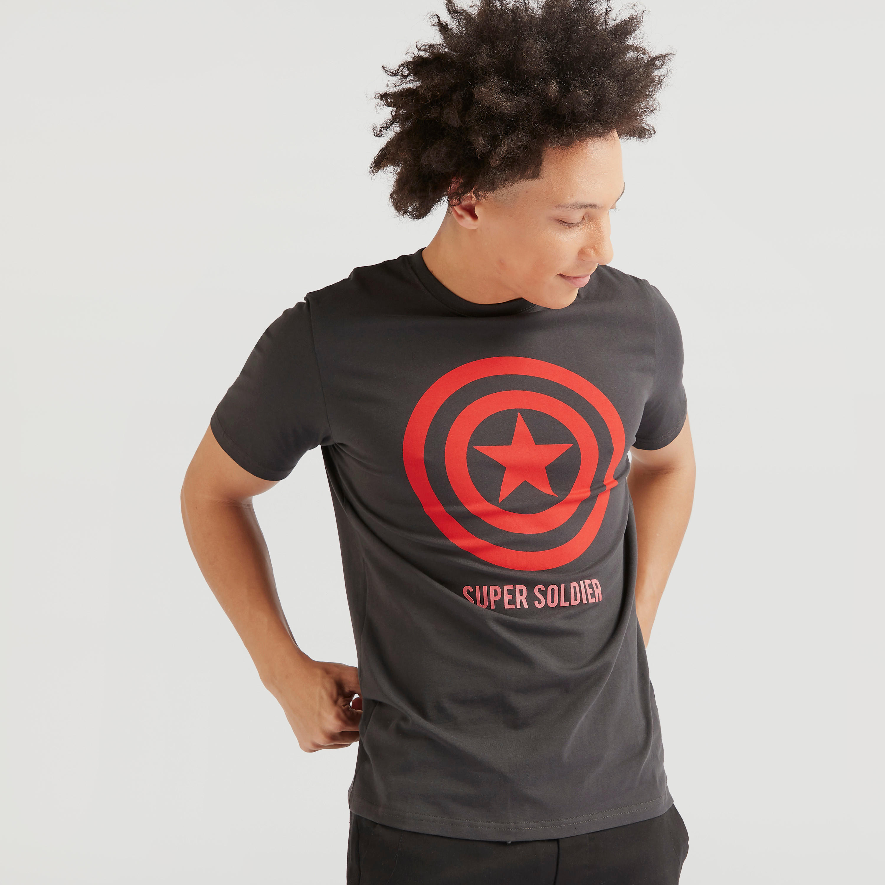 تيشيرت بياقة ضيّقة وأكمام قصيرة وطبعات كابتن أمريكا-men-clothing-tshirtsandpolos-tshirts-image-1
