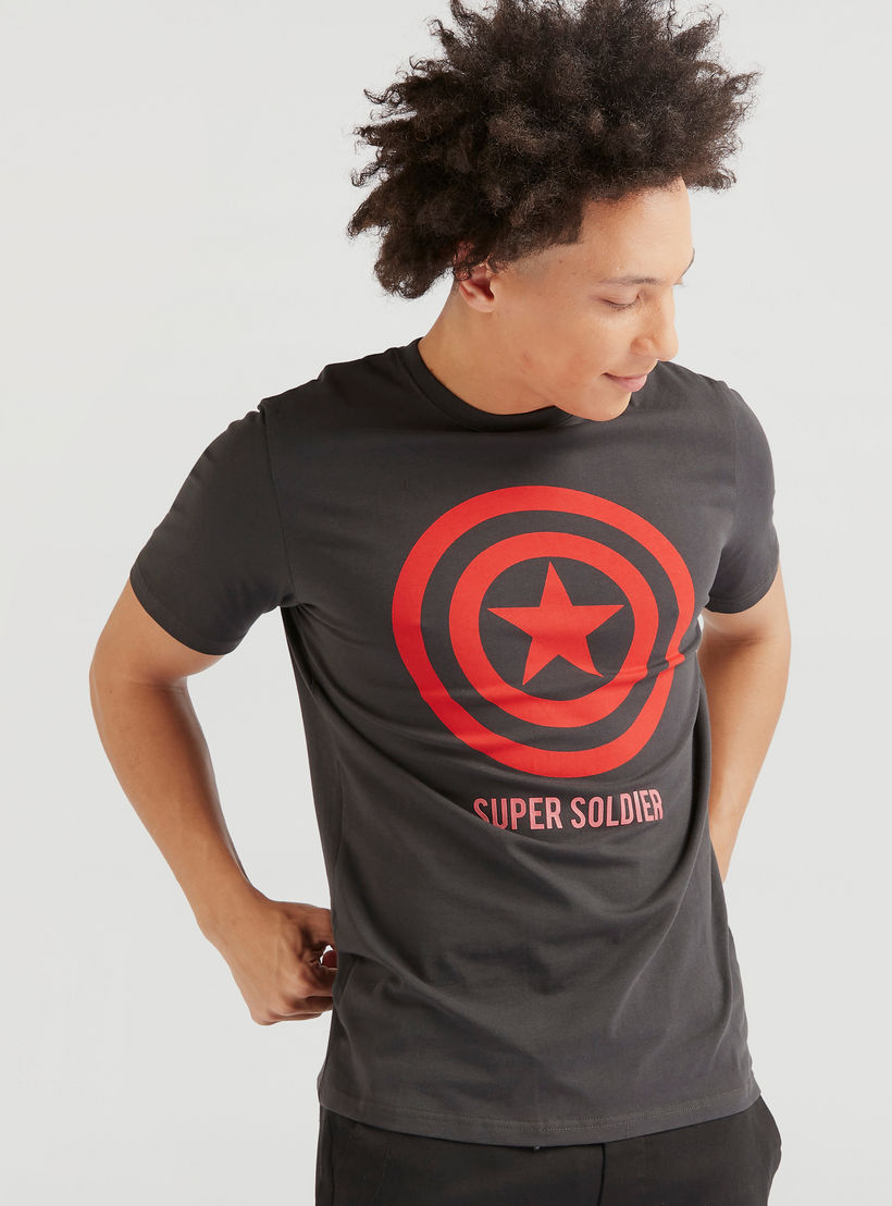 تيشيرت بياقة ضيّقة وأكمام قصيرة وطبعات كابتن أمريكا-men-clothing-tshirtsandpolos-tshirts-image-1