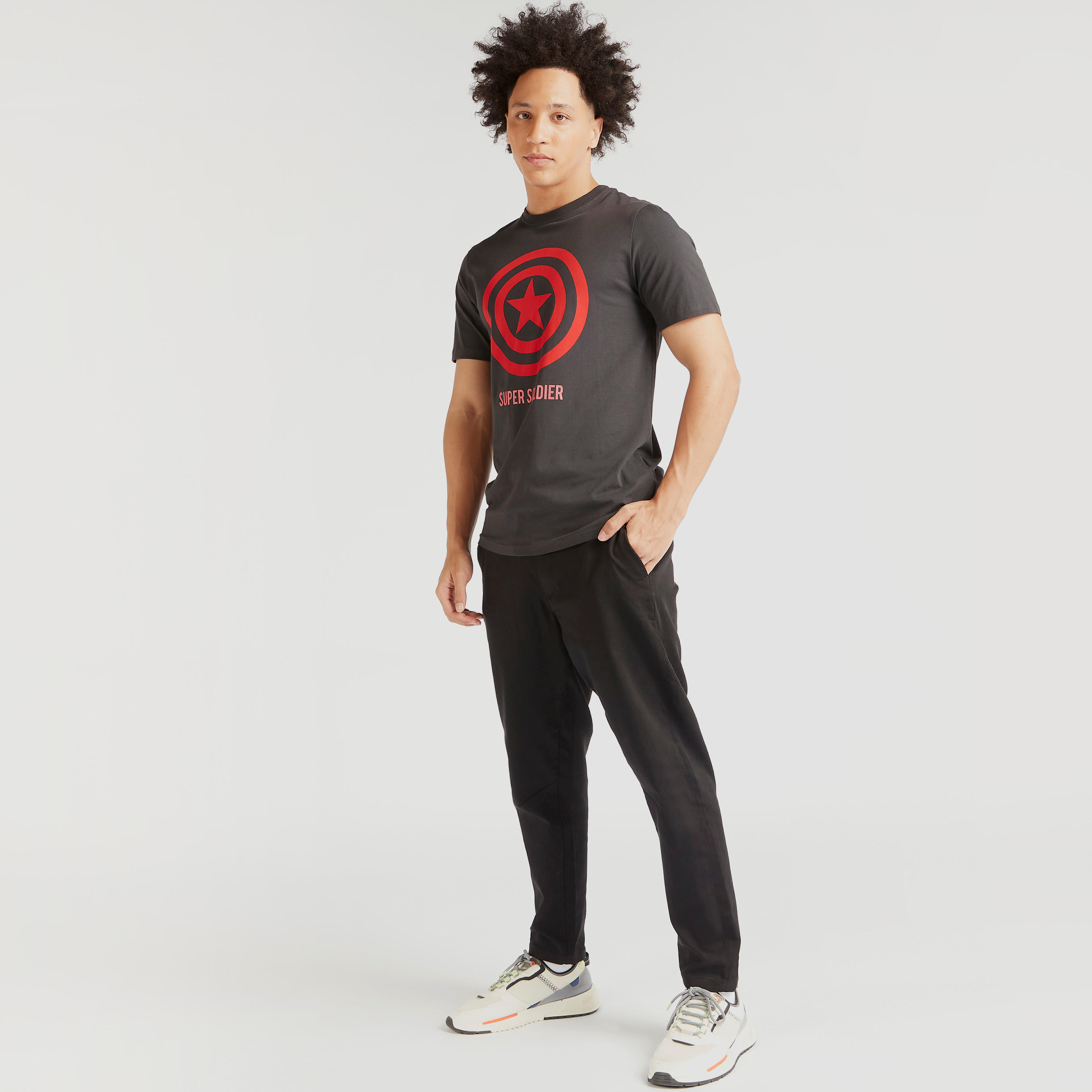تيشيرت بياقة ضيّقة وأكمام قصيرة وطبعات كابتن أمريكا-men-clothing-tshirtsandpolos-tshirts-image-2
