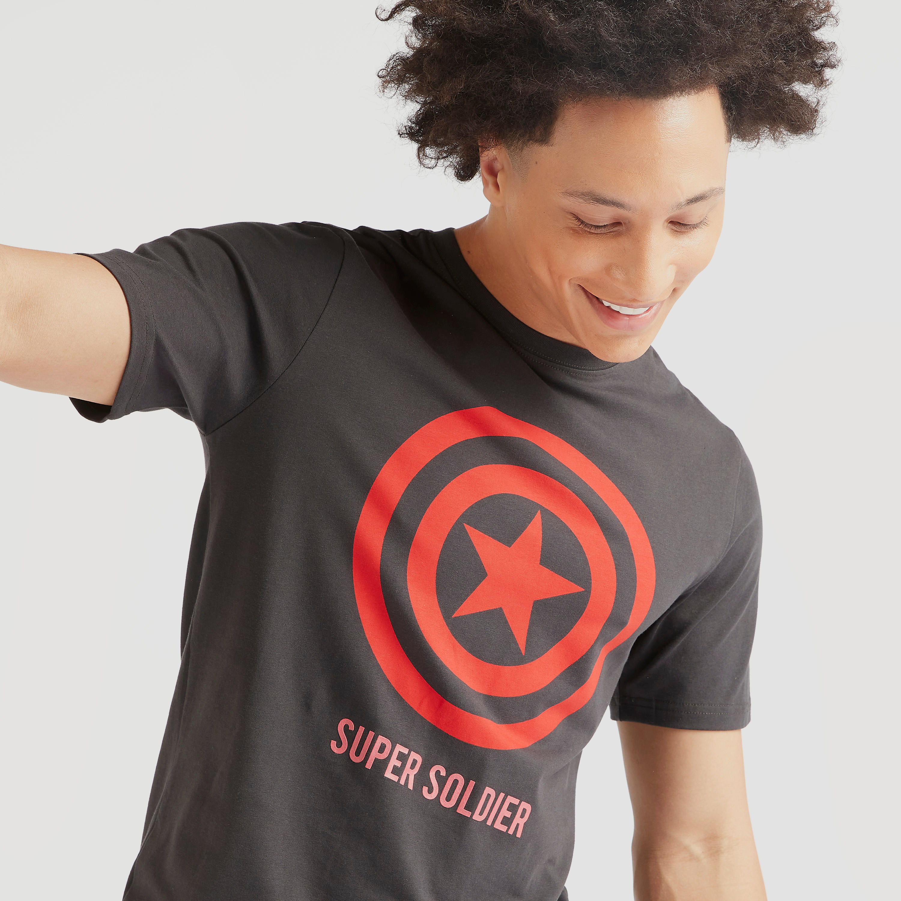 تيشيرت بياقة ضيّقة وأكمام قصيرة وطبعات كابتن أمريكا-men-clothing-tshirtsandpolos-tshirts-image-3