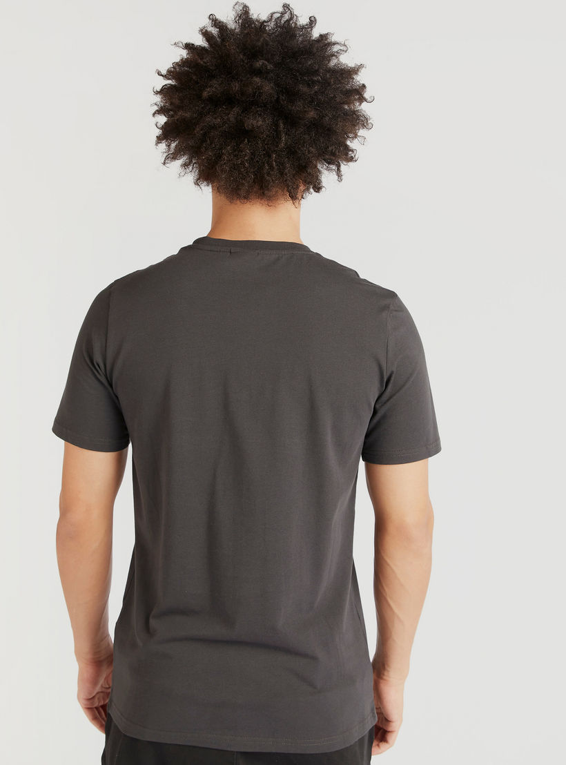 تيشيرت بياقة ضيّقة وأكمام قصيرة وطبعات كابتن أمريكا-men-clothing-tshirtsandpolos-tshirts-image-4