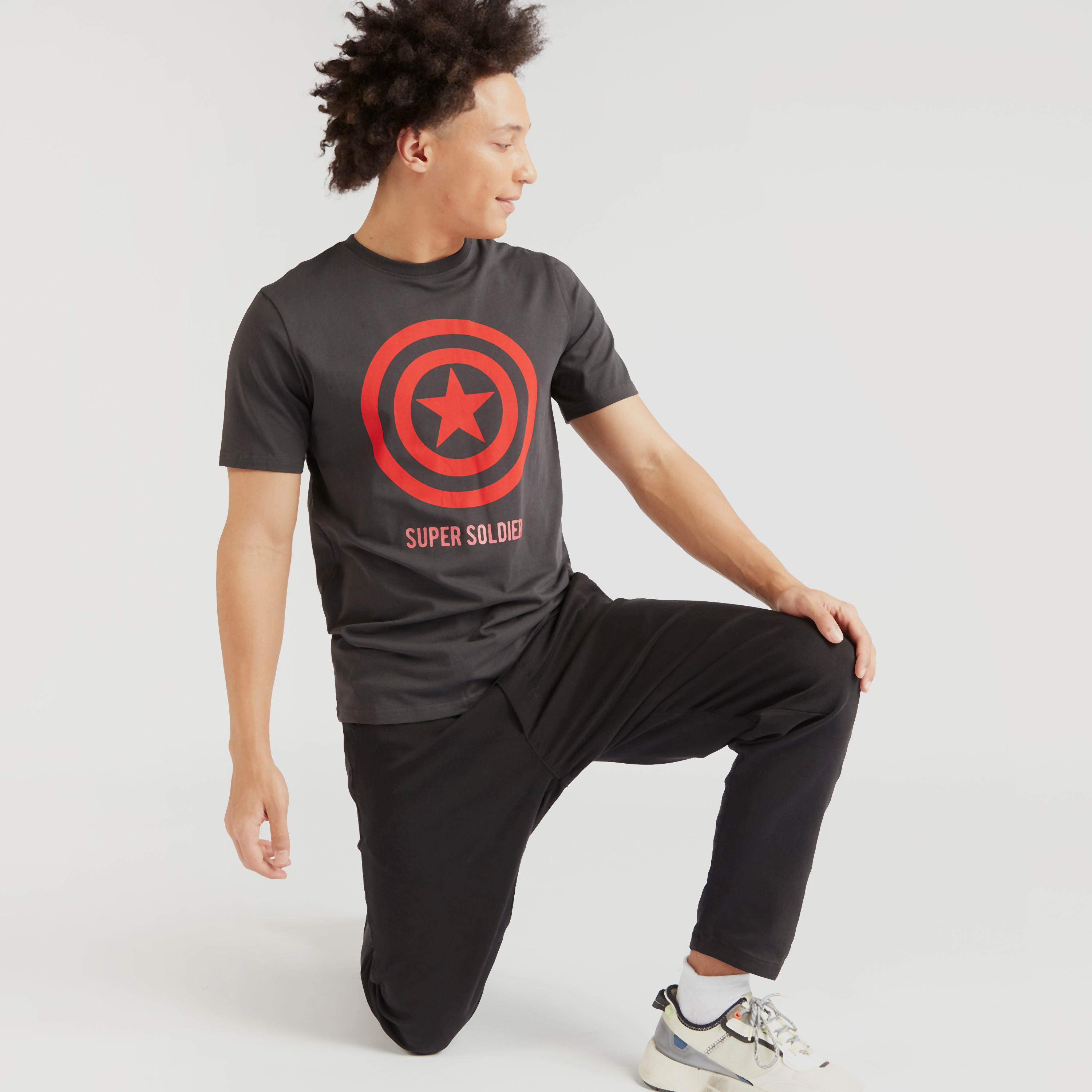 تيشيرت بياقة ضيّقة وأكمام قصيرة وطبعات كابتن أمريكا-men-clothing-tshirtsandpolos-tshirts-image-5