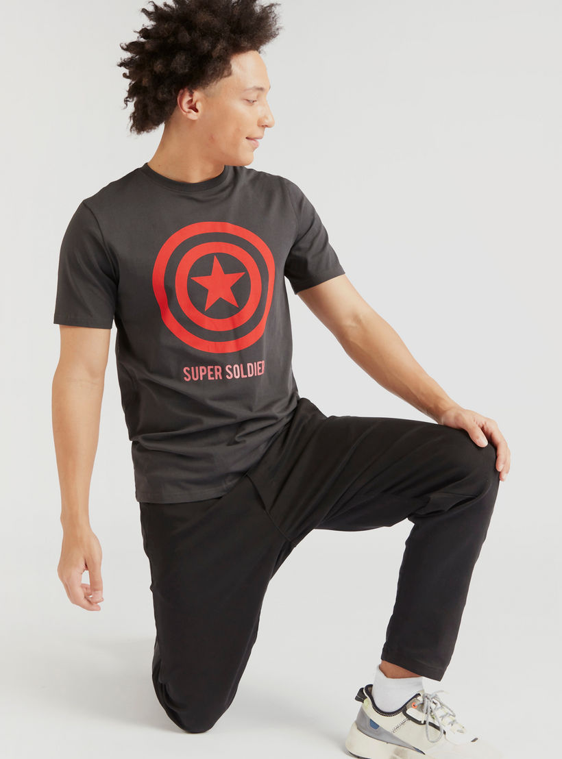 تيشيرت بياقة ضيّقة وأكمام قصيرة وطبعات كابتن أمريكا-men-clothing-tshirtsandpolos-tshirts-image-5