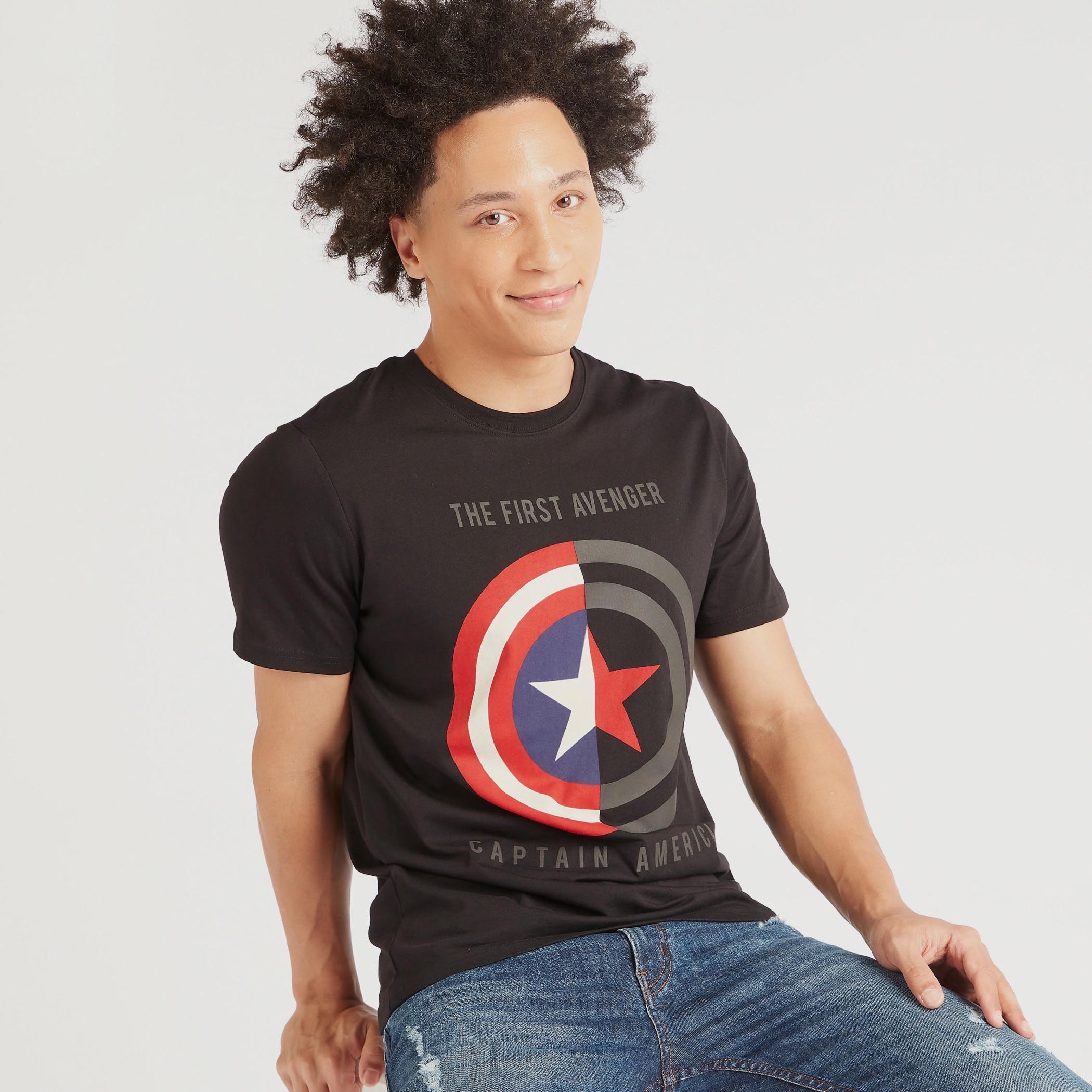 تيشيرت بياقة ضيّقة وأكمام قصيرة وطبعات كابتن أمريكا-men-clothing-tshirtsandpolos-tshirts-image-1
