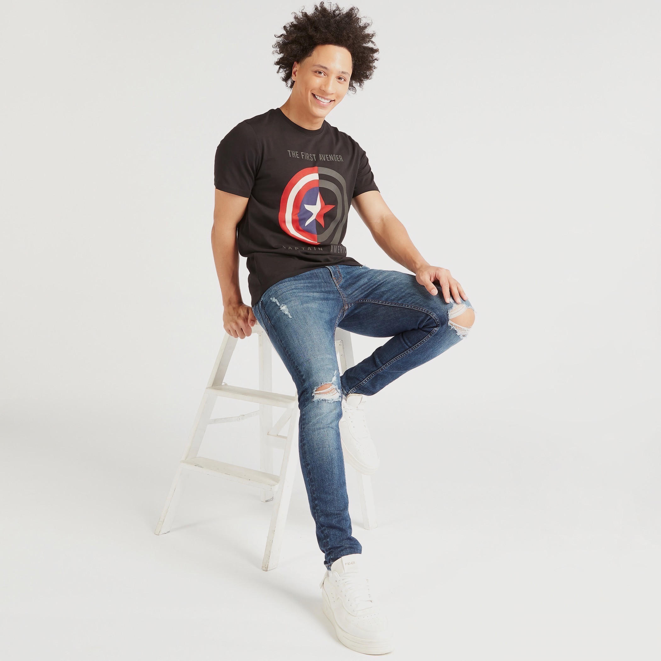 تيشيرت بياقة ضيّقة وأكمام قصيرة وطبعات كابتن أمريكا-men-clothing-tshirtsandpolos-tshirts-image-2
