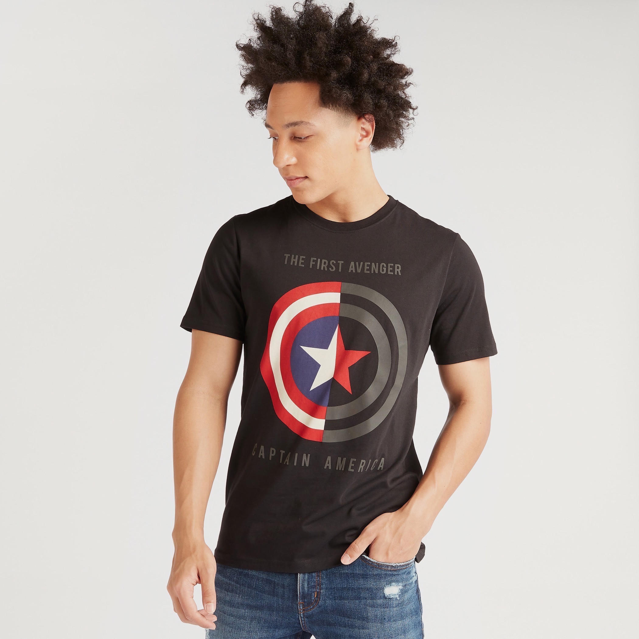 تيشيرت بياقة ضيّقة وأكمام قصيرة وطبعات كابتن أمريكا-men-clothing-tshirtsandpolos-tshirts-image-3