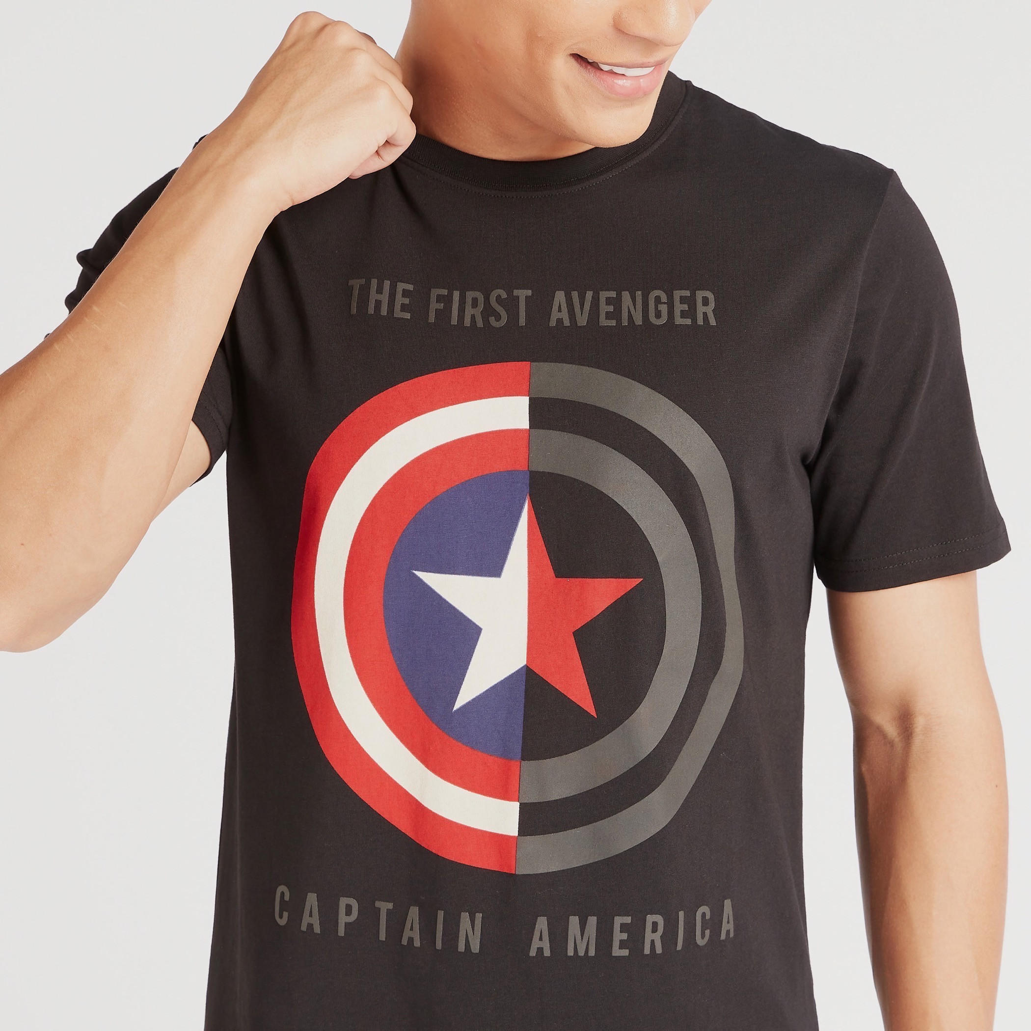 تيشيرت بياقة ضيّقة وأكمام قصيرة وطبعات كابتن أمريكا-men-clothing-tshirtsandpolos-tshirts-image-5