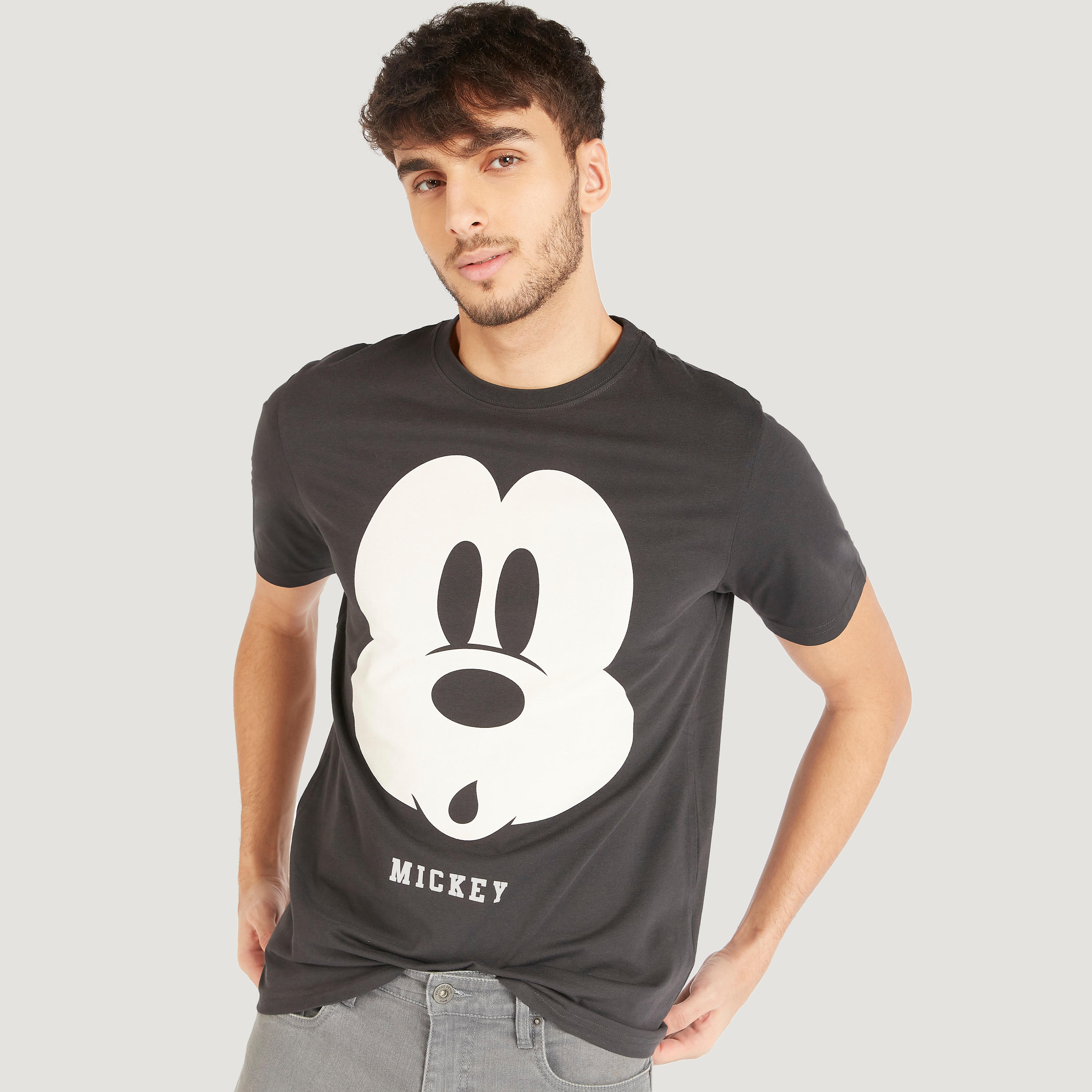 تيشيرت بياقة ضيّقة وأكمام قصيرة وطبعات ميكي ماوس-men-clothing-tshirtsandpolos-tshirts-image-1