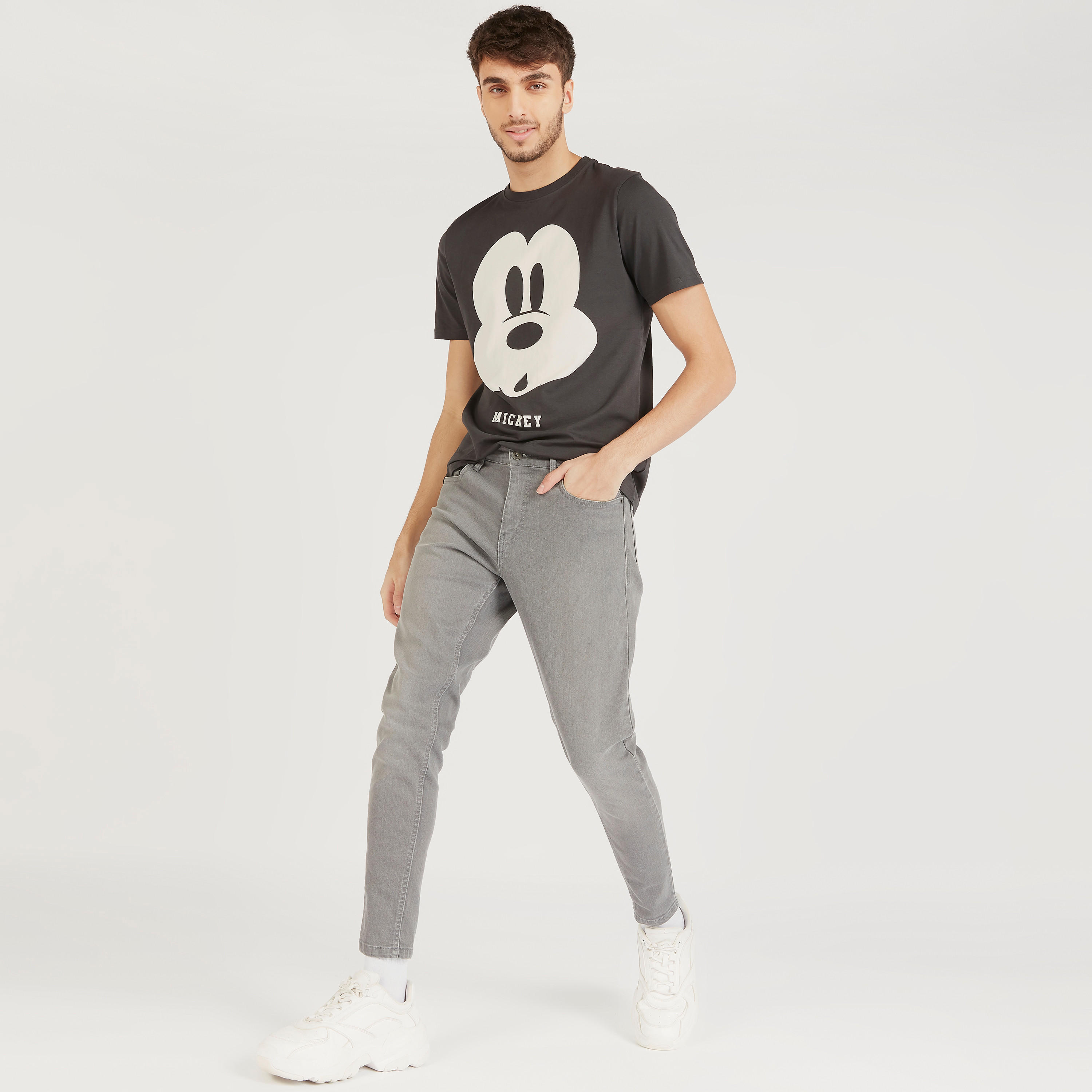 تيشيرت بياقة ضيّقة وأكمام قصيرة وطبعات ميكي ماوس-men-clothing-tshirtsandpolos-tshirts-image-2
