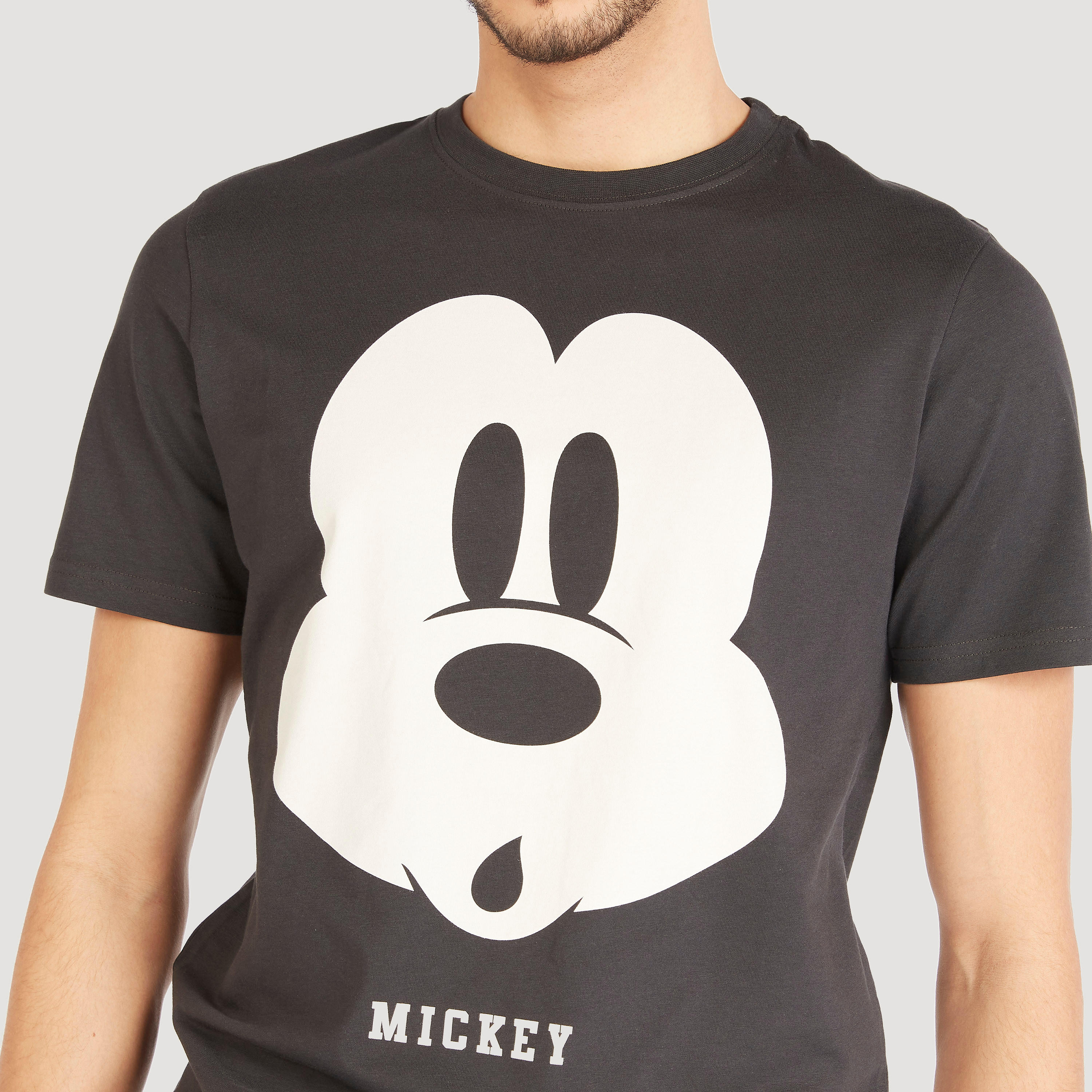 تيشيرت بياقة ضيّقة وأكمام قصيرة وطبعات ميكي ماوس-men-clothing-tshirtsandpolos-tshirts-image-3