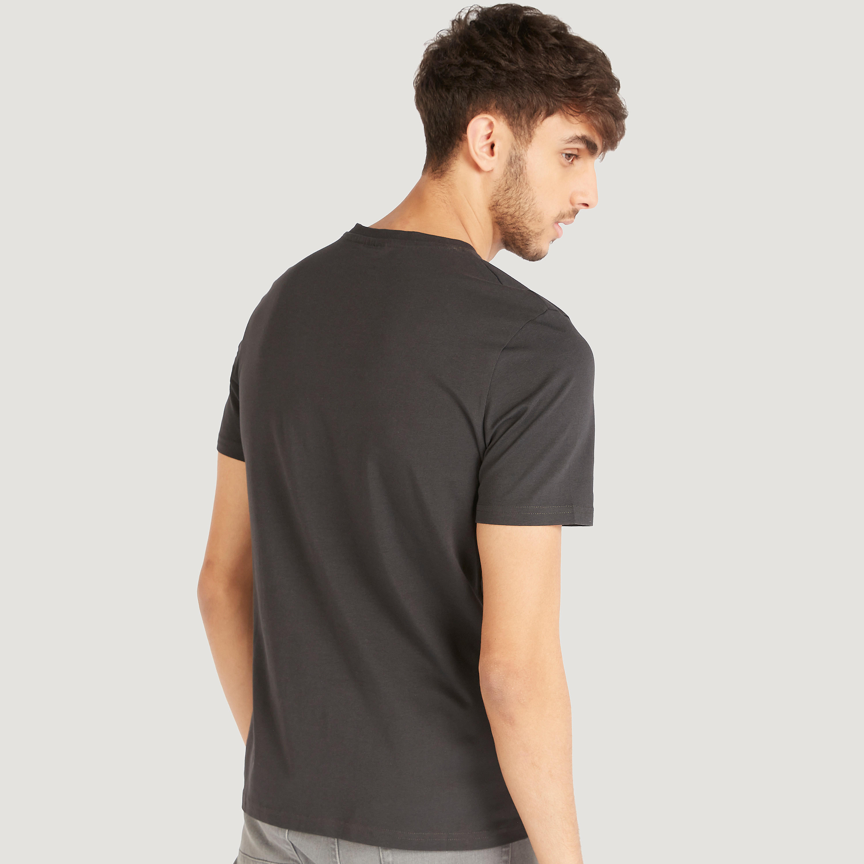تيشيرت بياقة ضيّقة وأكمام قصيرة وطبعات ميكي ماوس-men-clothing-tshirtsandpolos-tshirts-image-4