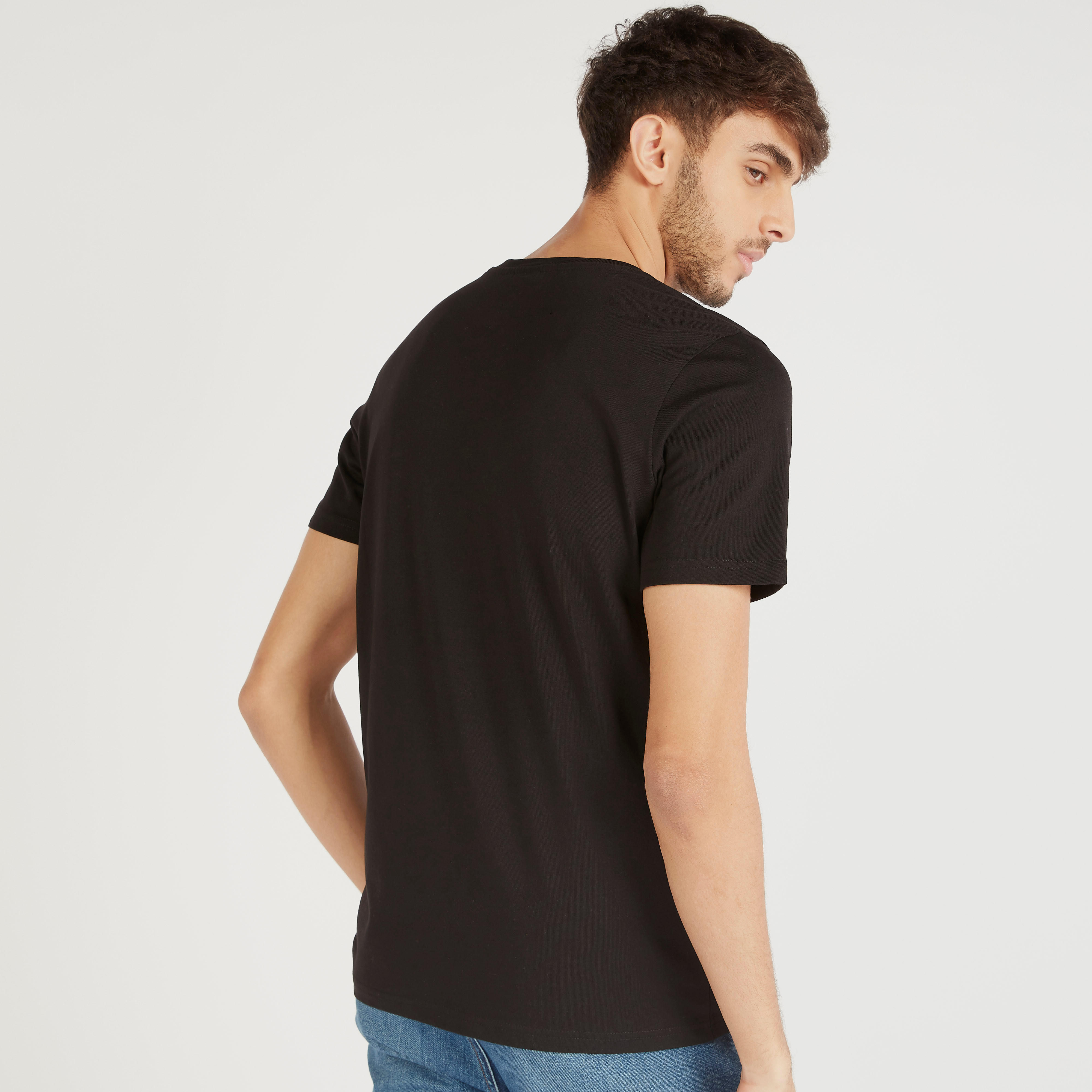 تيشيرت بياقة ضيّقة وأكمام قصيرة وطبعات ميكي ماوس-men-clothing-tshirtsandpolos-tshirts-image-4