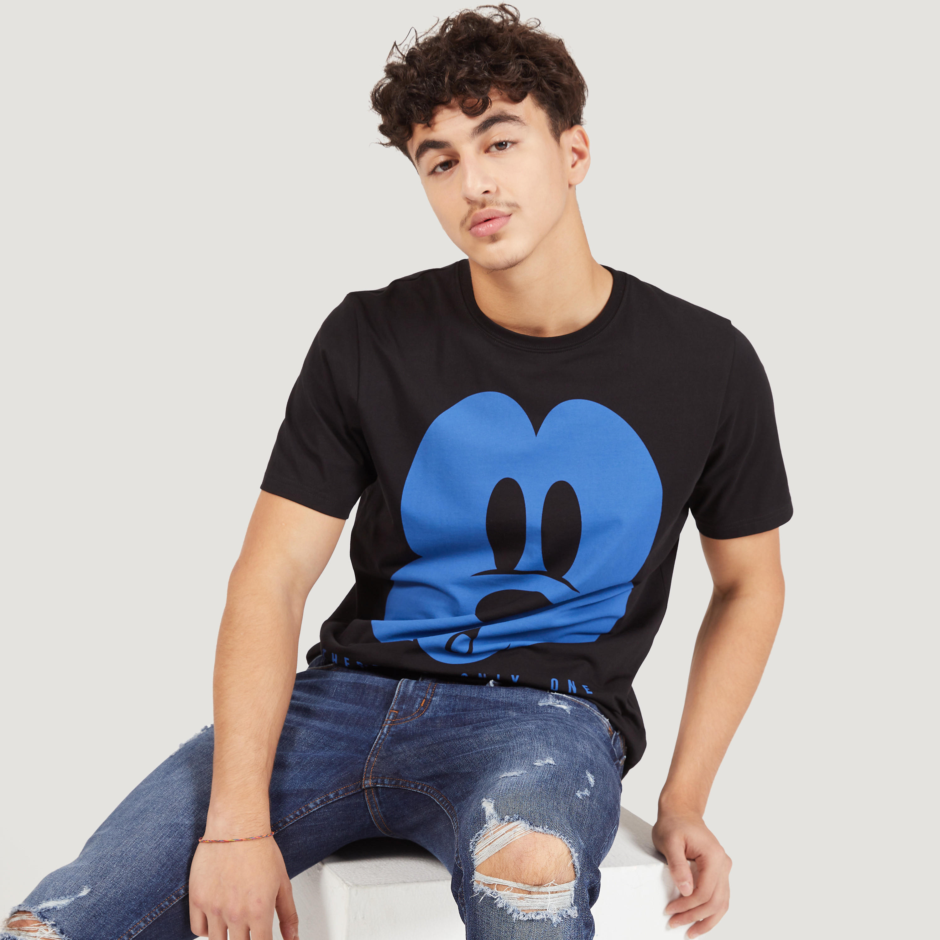 تيشيرت بياقة ضيّقة وأكمام قصيرة وطبعات ميكي ماوس-men-clothing-tshirtsandpolos-tshirts-image-1
