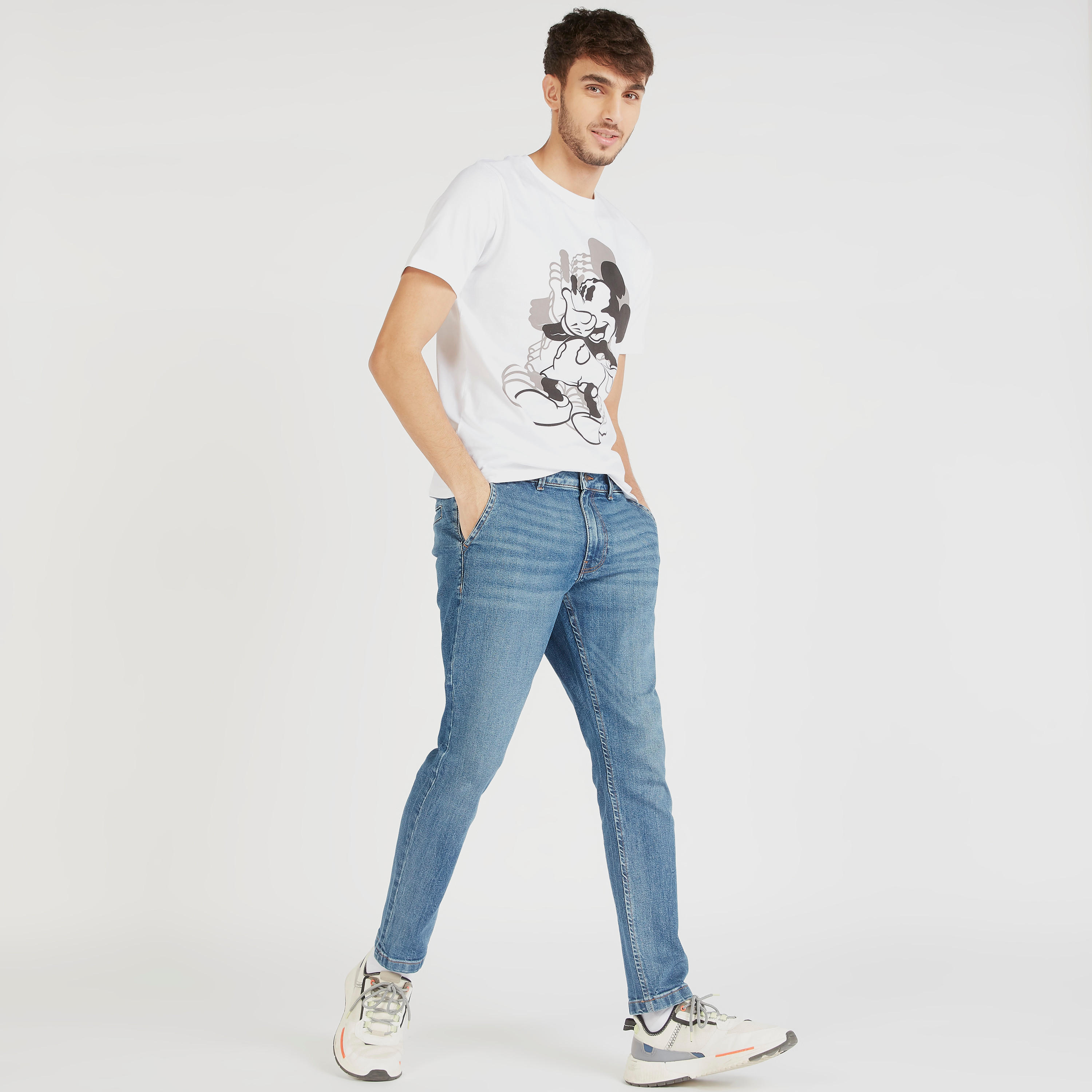 تيشيرت بياقة ضيّقة وأكمام قصيرة وطبعات ميكي ماوس-men-clothing-tshirtsandpolos-tshirts-image-2