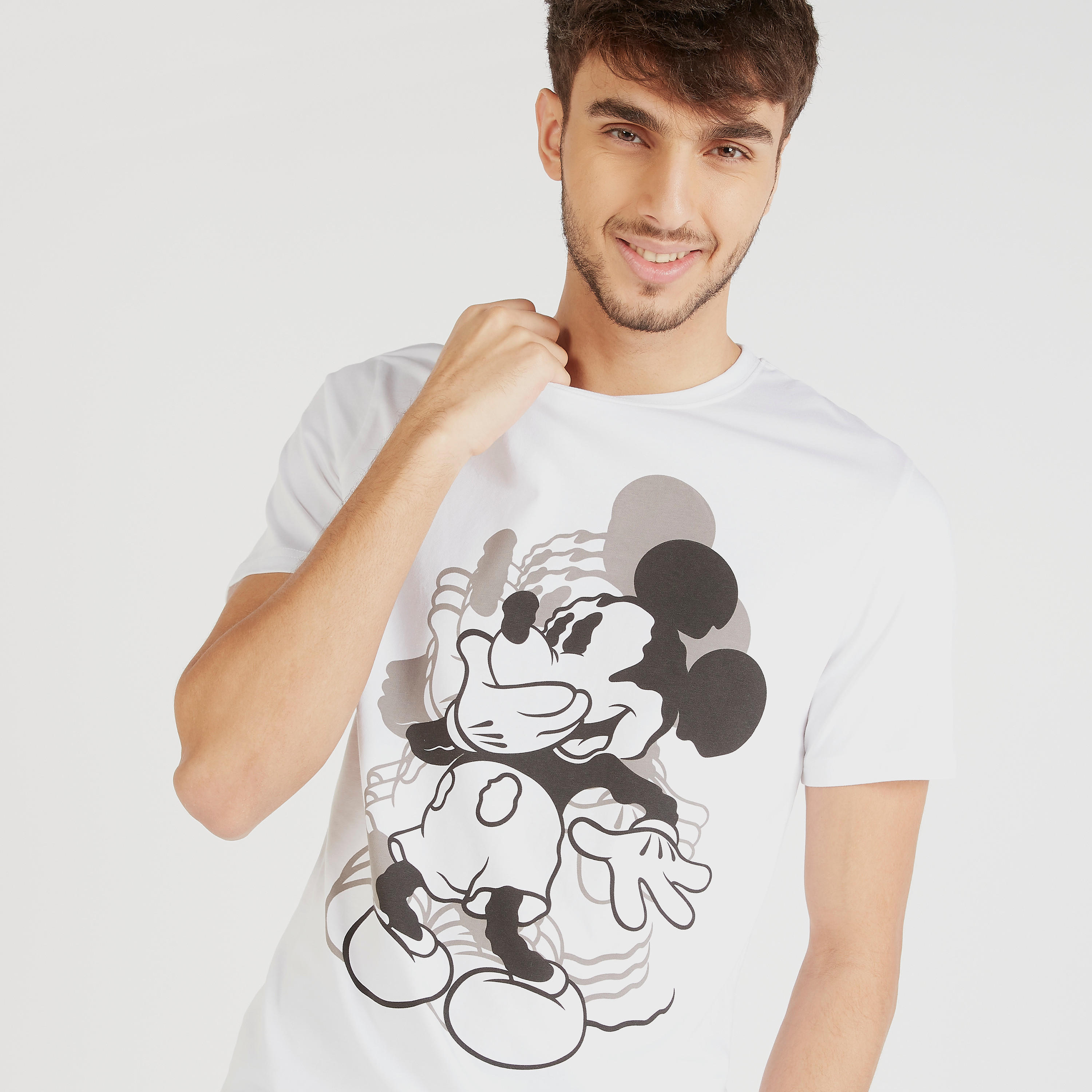 تيشيرت بياقة ضيّقة وأكمام قصيرة وطبعات ميكي ماوس-men-clothing-tshirtsandpolos-tshirts-image-3