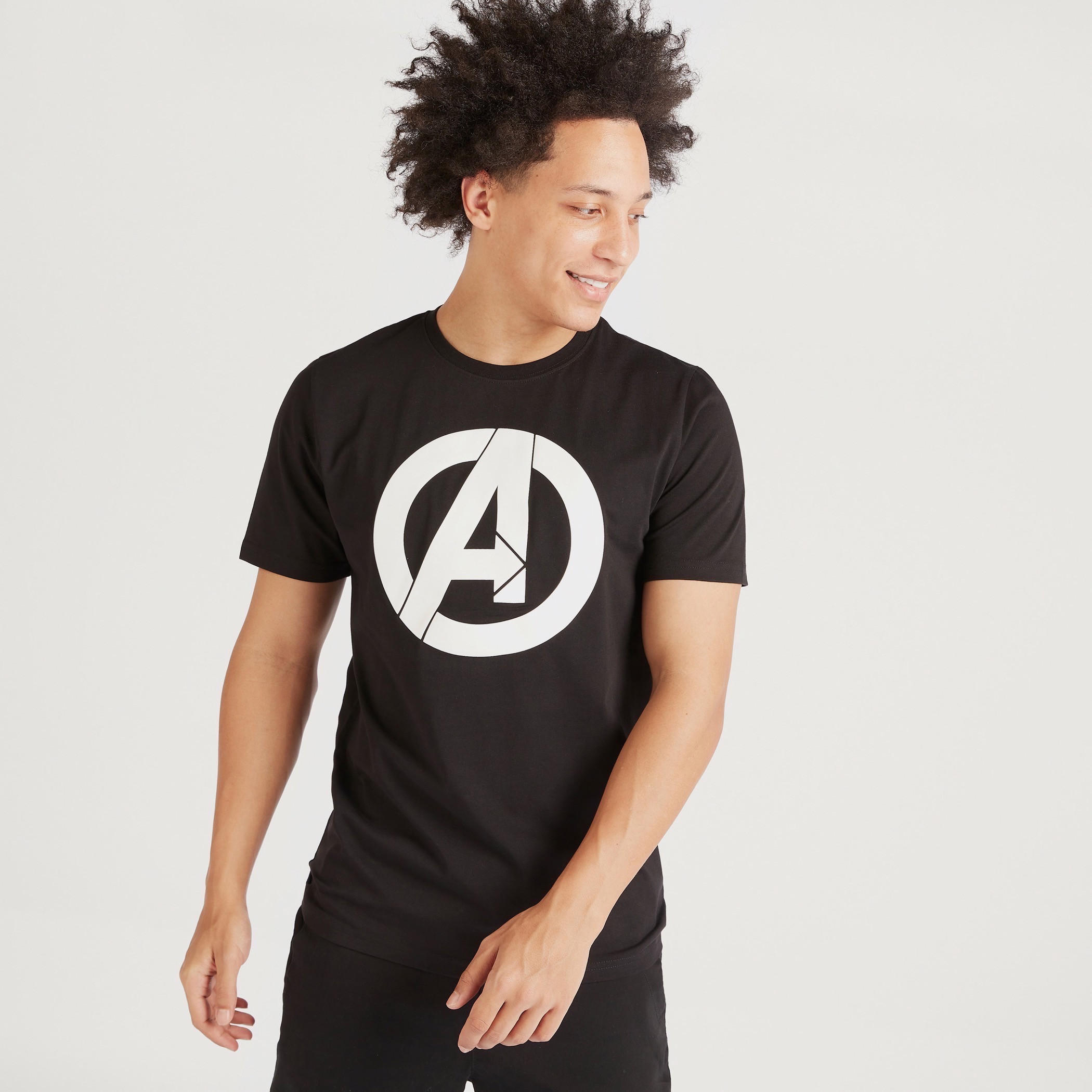 تيشيرت بقصّة سليم وياقة ضيّقة وأكمام قصيرة وطبعات أفنجرز-men-clothing-tshirtsandpolos-tshirts-image-1