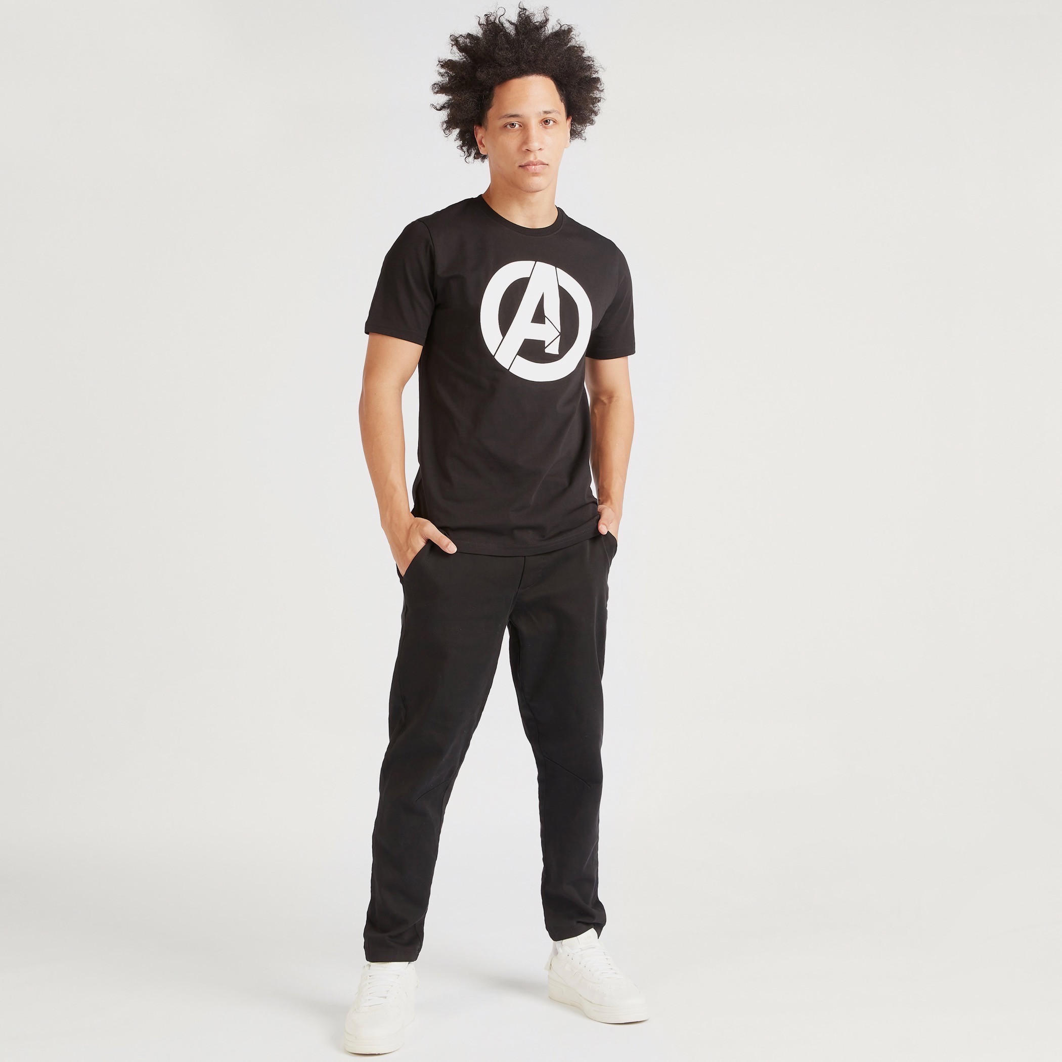 تيشيرت بقصّة سليم وياقة ضيّقة وأكمام قصيرة وطبعات أفنجرز-men-clothing-tshirtsandpolos-tshirts-image-2
