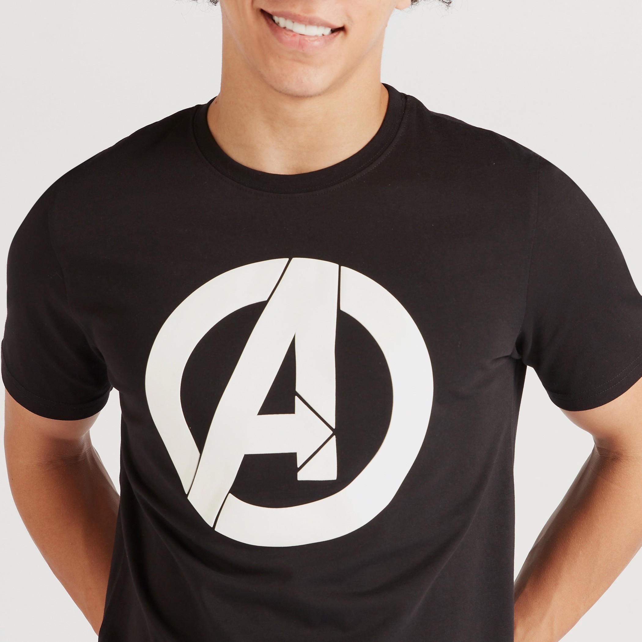 تيشيرت بقصّة سليم وياقة ضيّقة وأكمام قصيرة وطبعات أفنجرز-men-clothing-tshirtsandpolos-tshirts-image-3