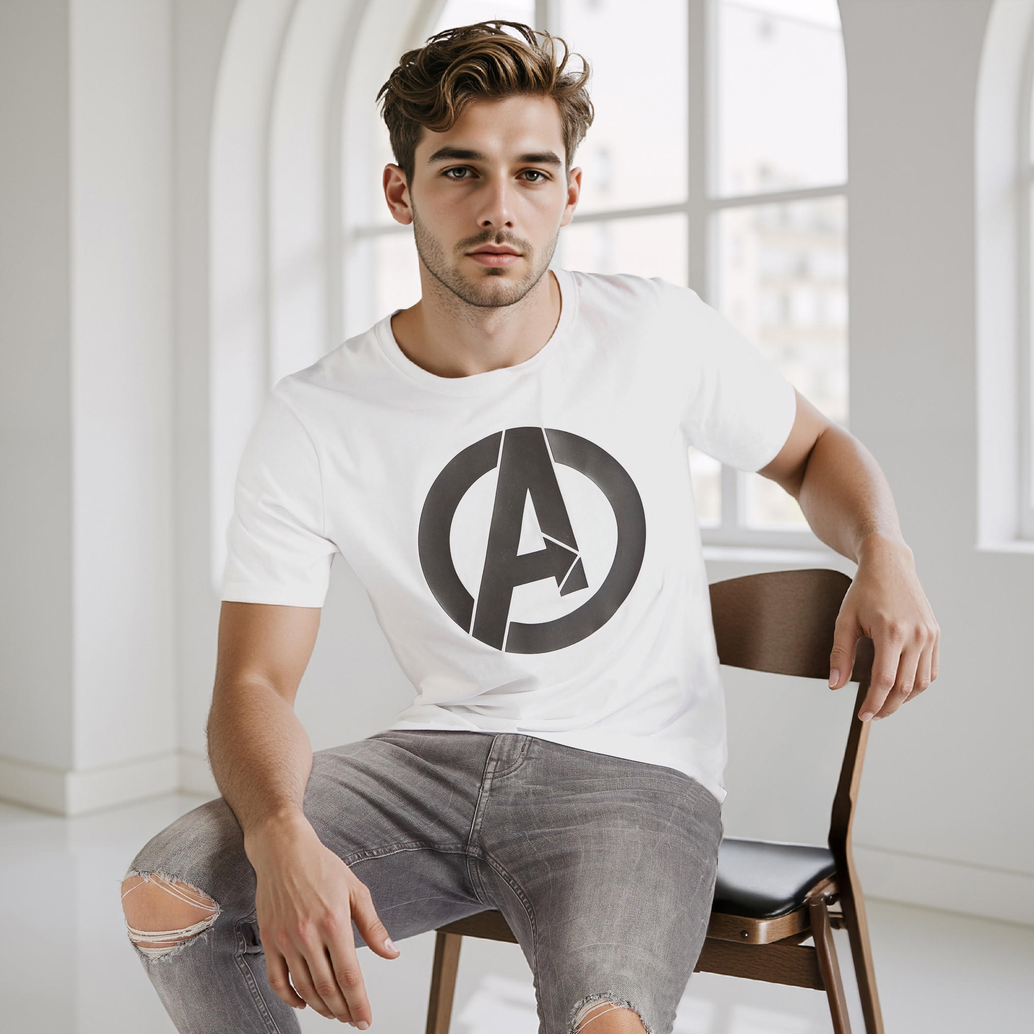 تيشيرت بقصّة سليم وياقة ضيّقة وأكمام قصيرة وطبعات أفنجرز-men-clothing-tshirtsandpolos-tshirts-image-5