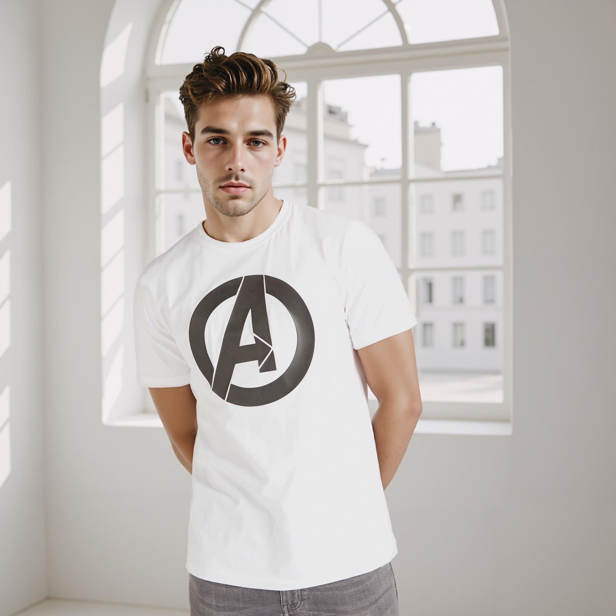 تيشيرت بقصّة سليم وياقة ضيّقة وأكمام قصيرة وطبعات أفنجرز-men-clothing-tshirtsandpolos-tshirts-image-8
