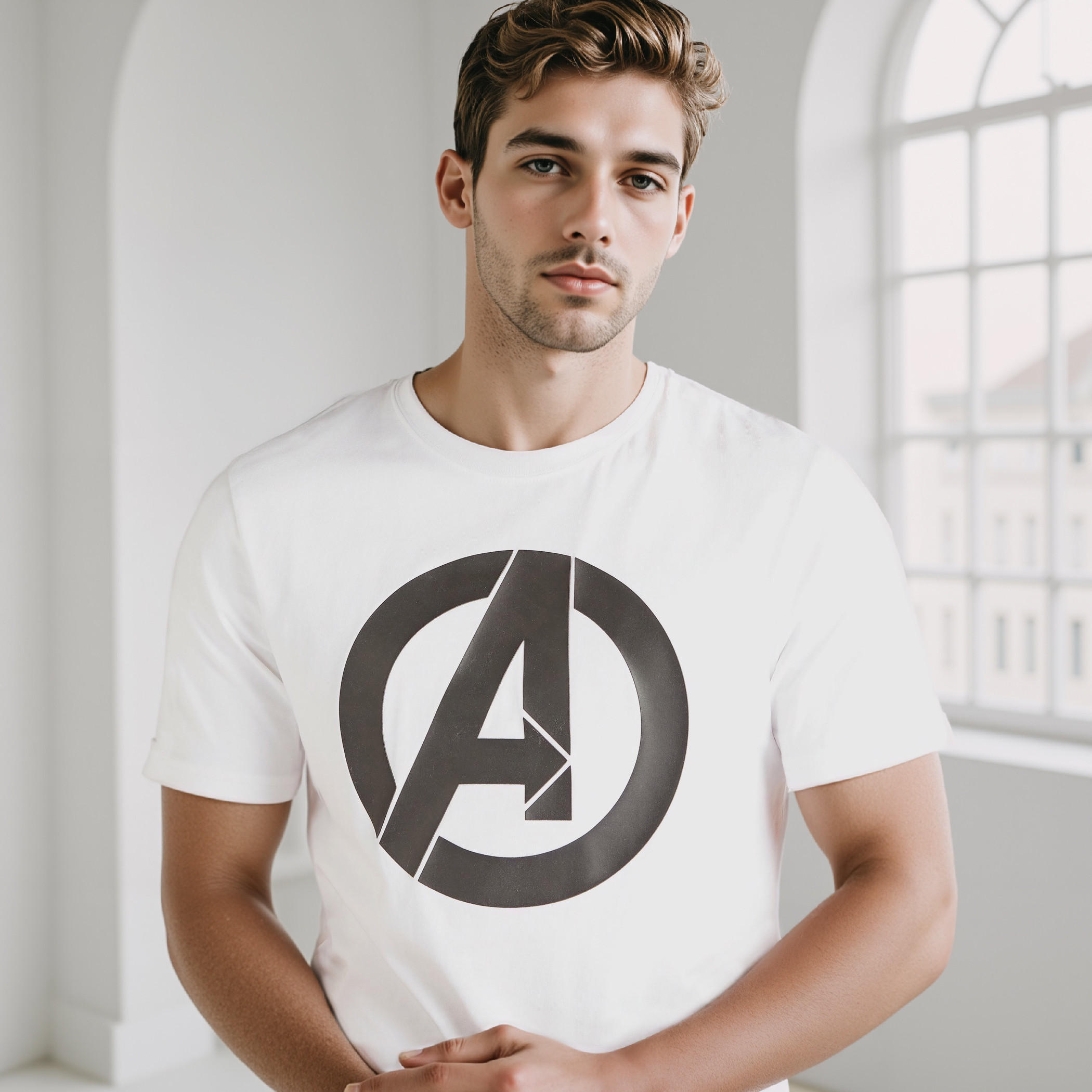تيشيرت بقصّة سليم وياقة ضيّقة وأكمام قصيرة وطبعات أفنجرز-men-clothing-tshirtsandpolos-tshirts-image-9