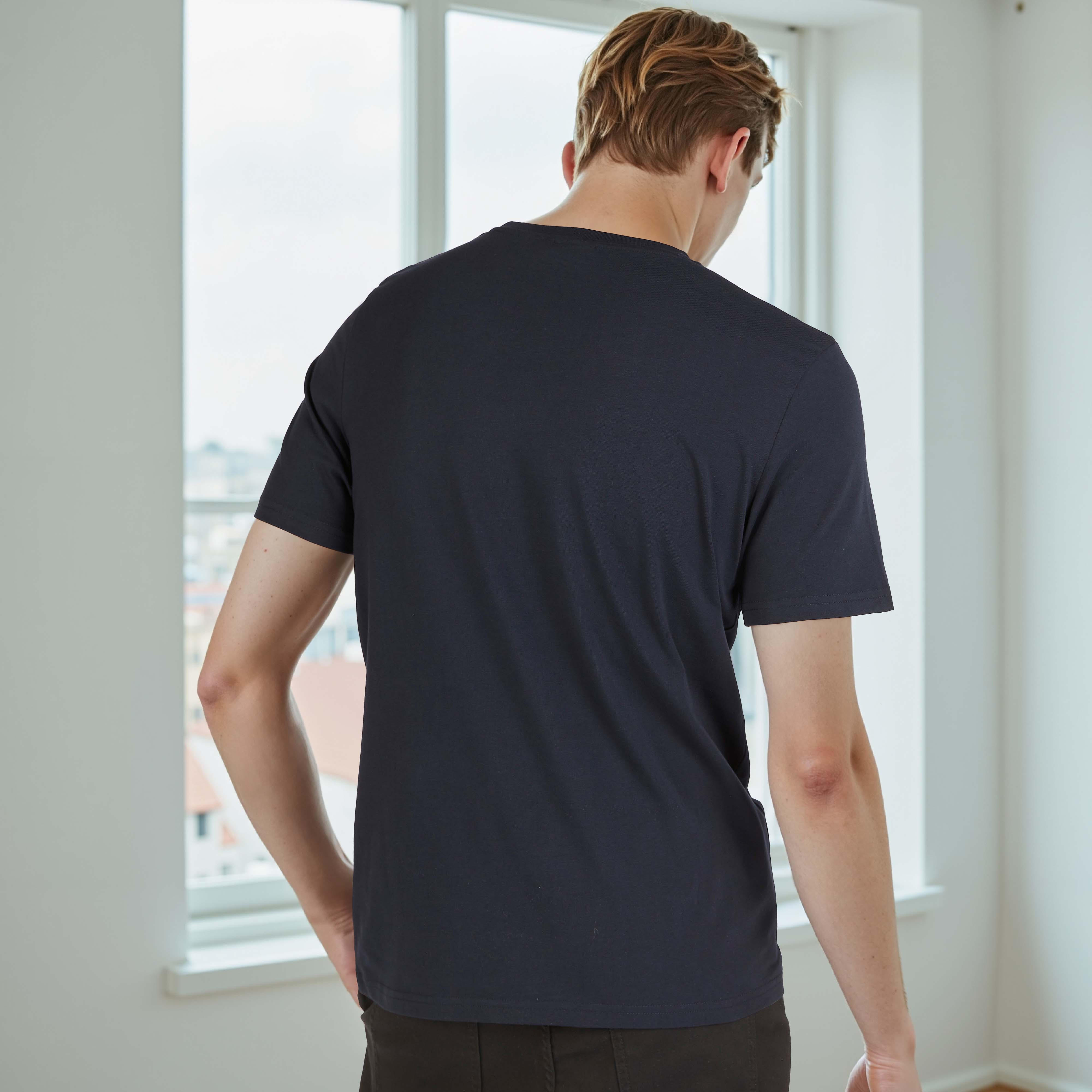 تيشيرت بقصّة سليم وياقة ضيّقة وأكمام قصيرة وطبعات كابتن أمريكا-men-clothing-tshirtsandpolos-tshirts-image-8