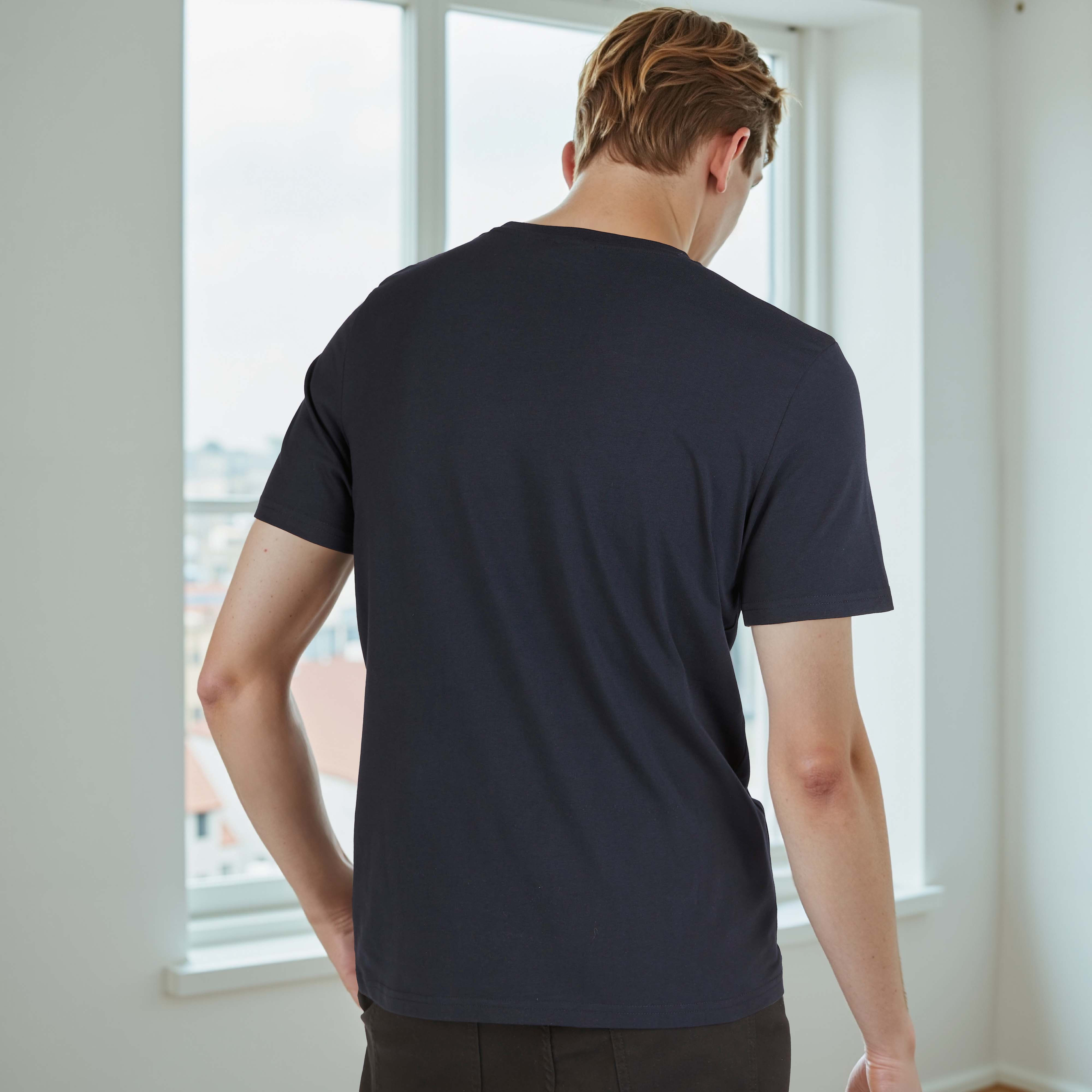 تيشيرت بقصّة سليم وياقة ضيّقة وأكمام قصيرة وطبعات كابتن أمريكا-men-clothing-tshirtsandpolos-tshirts-image-8