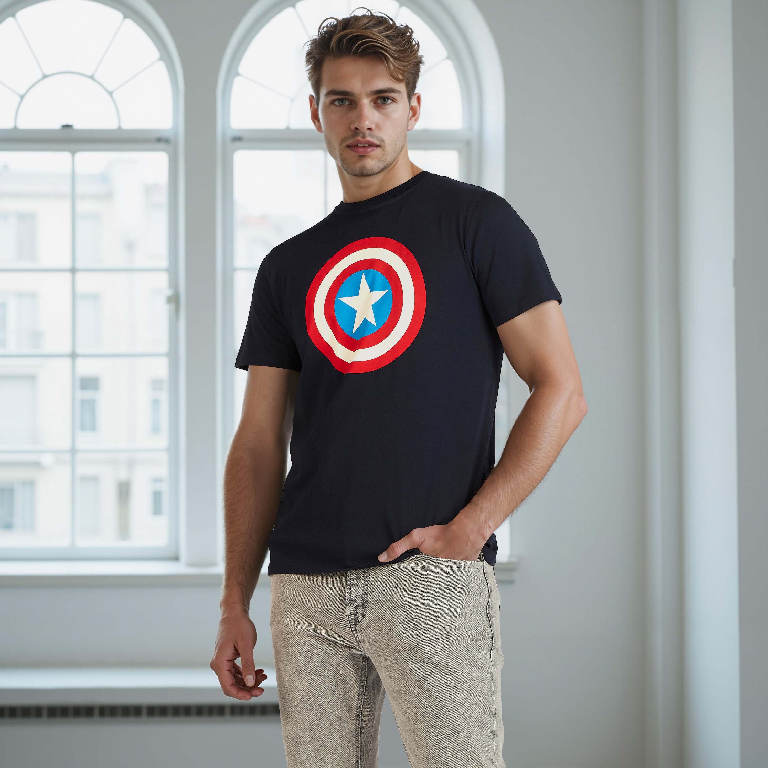 تيشيرت بياقة ضيّقة وأكمام قصيرة وطبعات كابتن أمريكا-men-clothing-tshirtsandpolos-tshirts-image-1