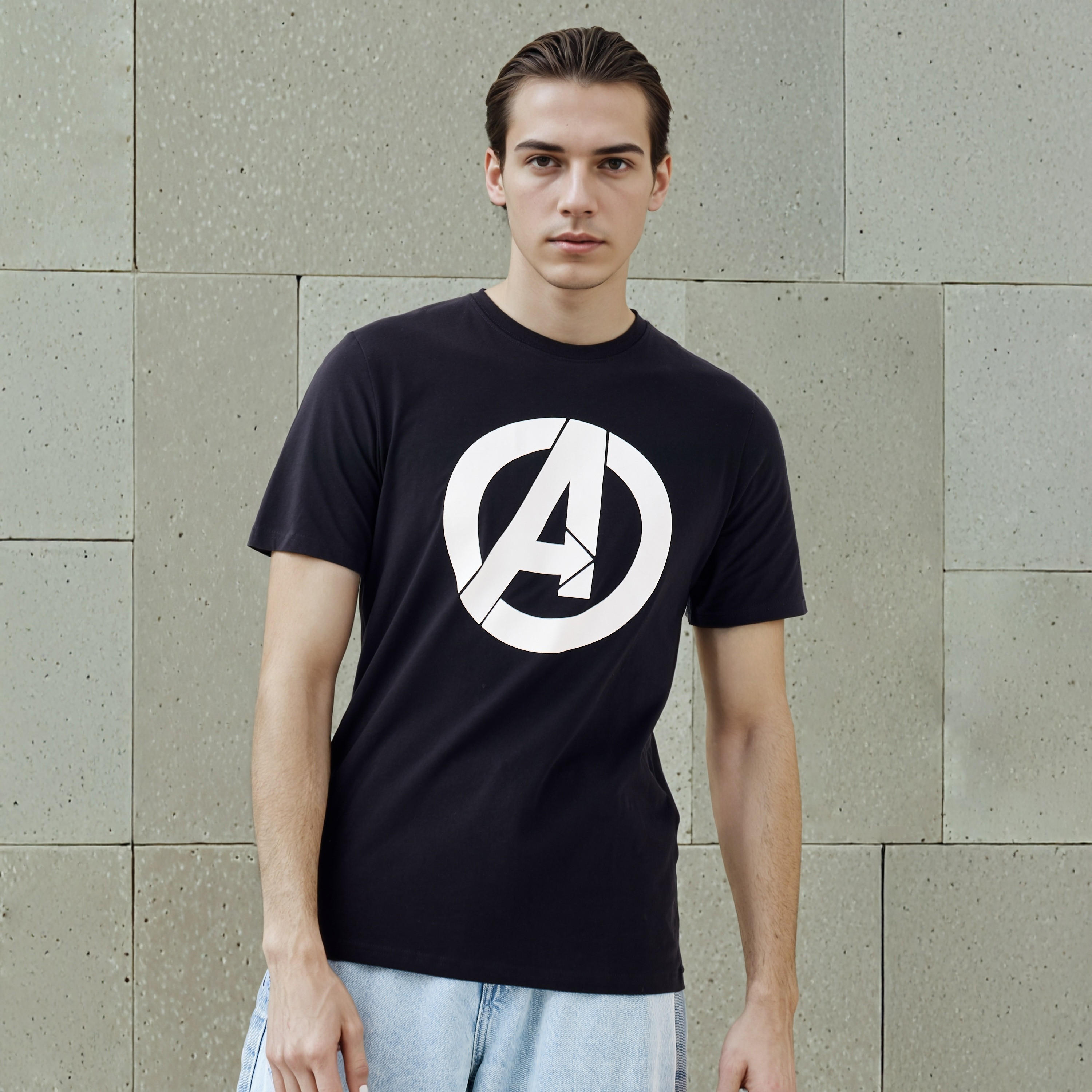 تيشيرت بقصّة سليم وياقة ضيّقة وأكمام قصيرة وطبعات أفنجرز-men-clothing-tshirtsandpolos-tshirts-image-1