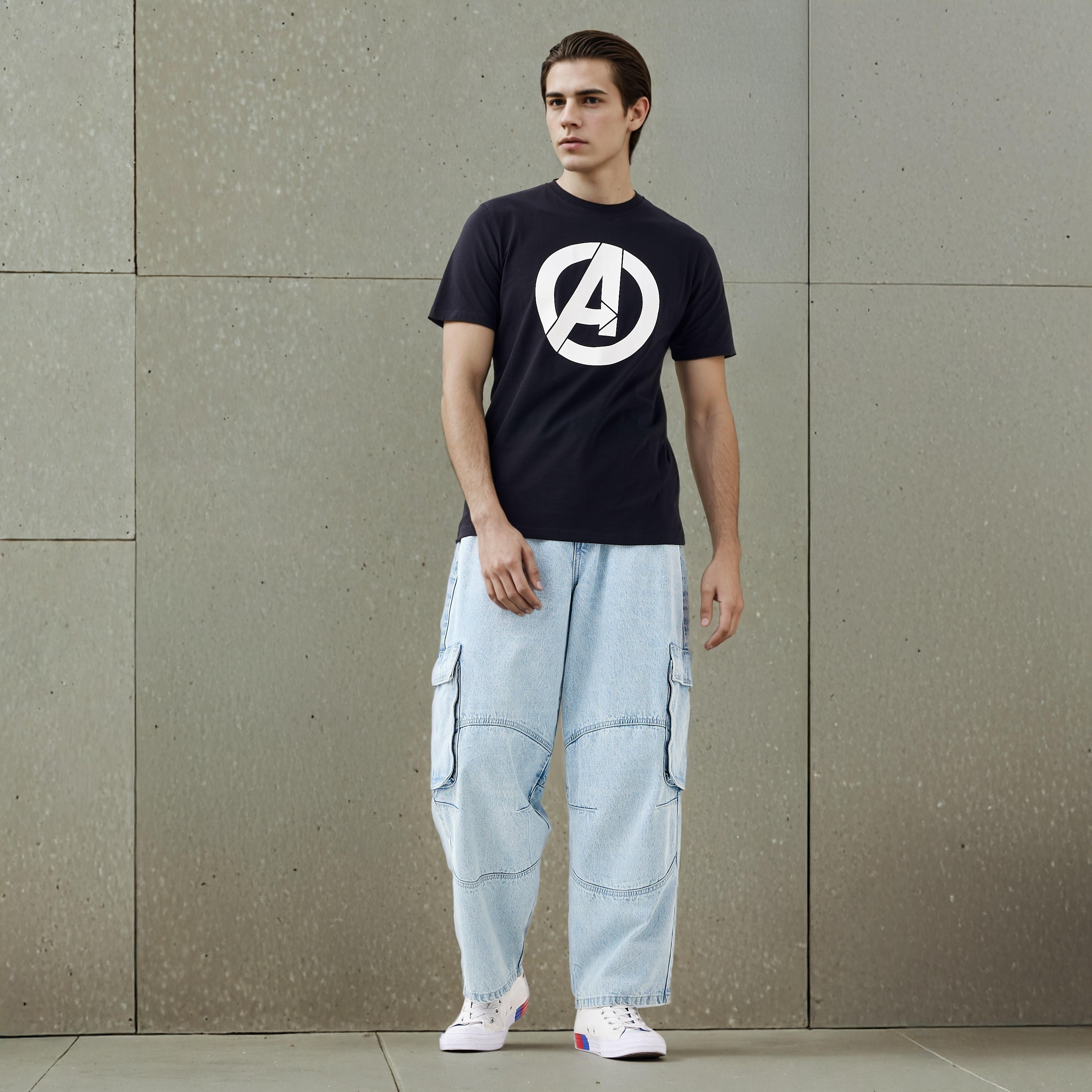 تيشيرت بقصّة سليم وياقة ضيّقة وأكمام قصيرة وطبعات أفنجرز-men-clothing-tshirtsandpolos-tshirts-image-2