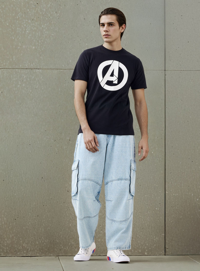 تيشيرت بقصّة سليم وياقة ضيّقة وأكمام قصيرة وطبعات أفنجرز-men-clothing-tshirtsandpolos-tshirts-image-2