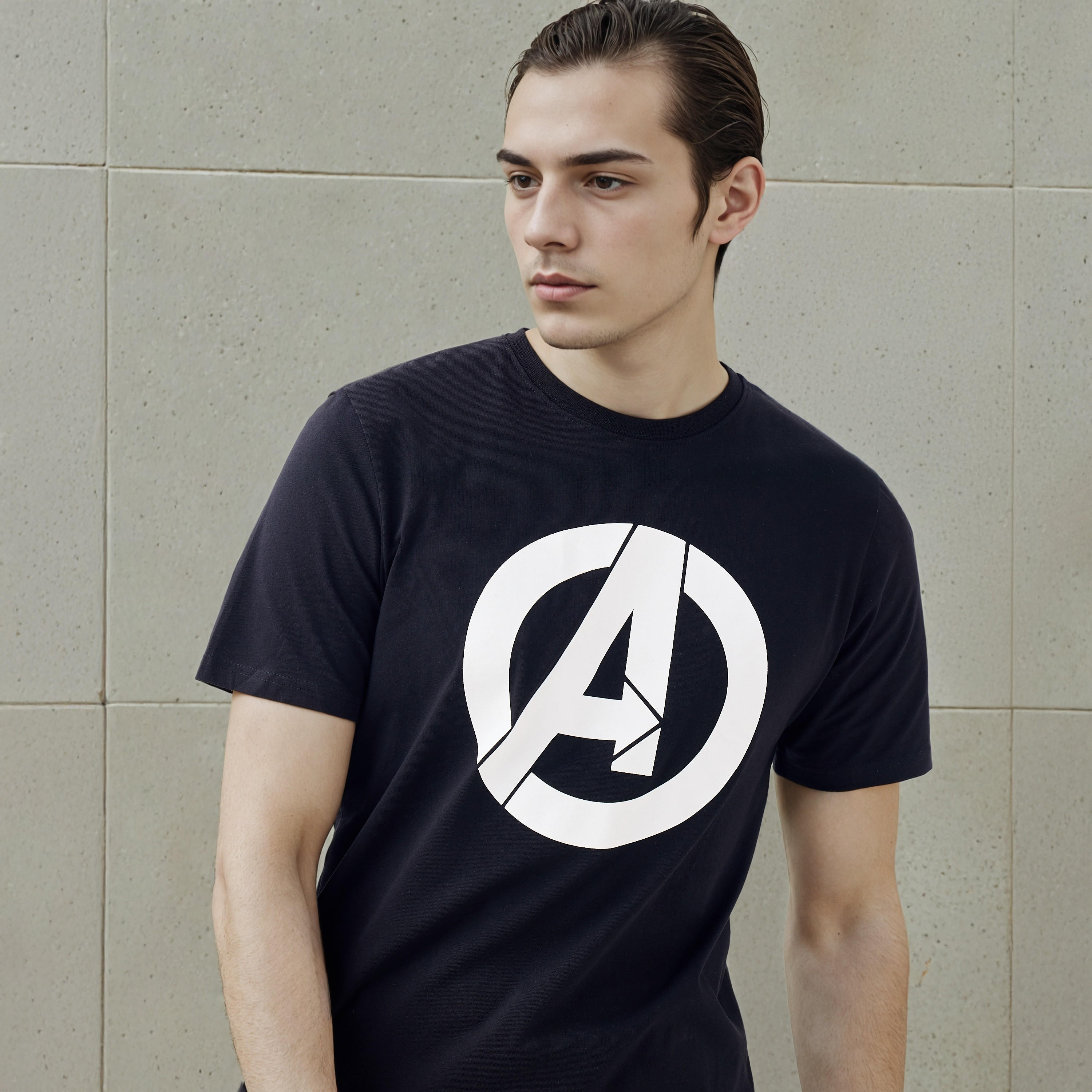 تيشيرت بقصّة سليم وياقة ضيّقة وأكمام قصيرة وطبعات أفنجرز-men-clothing-tshirtsandpolos-tshirts-image-4