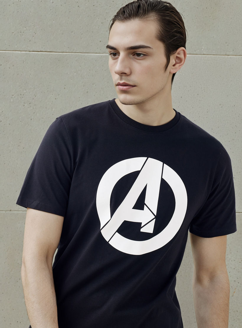 تيشيرت بقصّة سليم وياقة ضيّقة وأكمام قصيرة وطبعات أفنجرز-men-clothing-tshirtsandpolos-tshirts-image-4