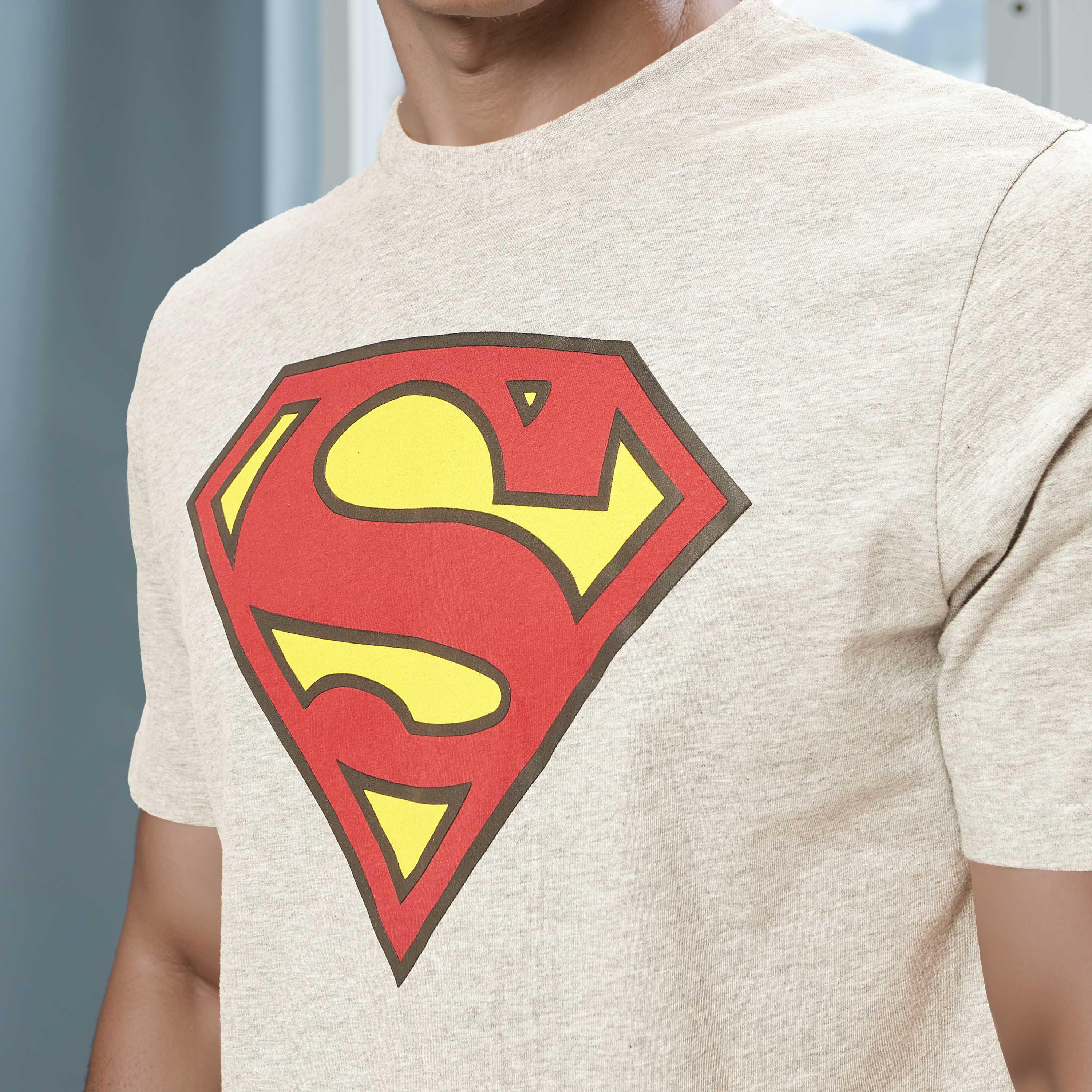 تيشيرت بقصّة سليم وياقة ضيقة وأكمام قصيرة وطبعات سوبرمان-men-clothing-tshirtsandpolos-tshirts-image-3