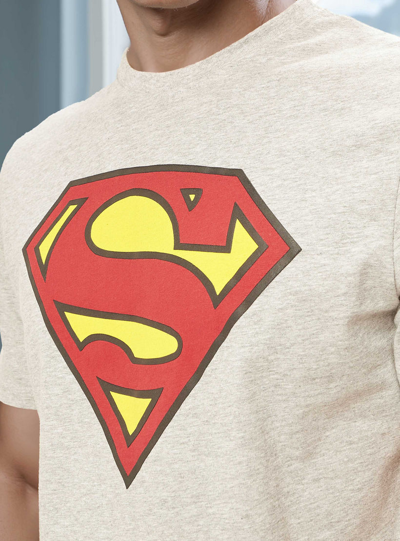 تيشيرت بقصّة سليم وياقة ضيقة وأكمام قصيرة وطبعات سوبرمان-men-clothing-tshirtsandpolos-tshirts-image-3