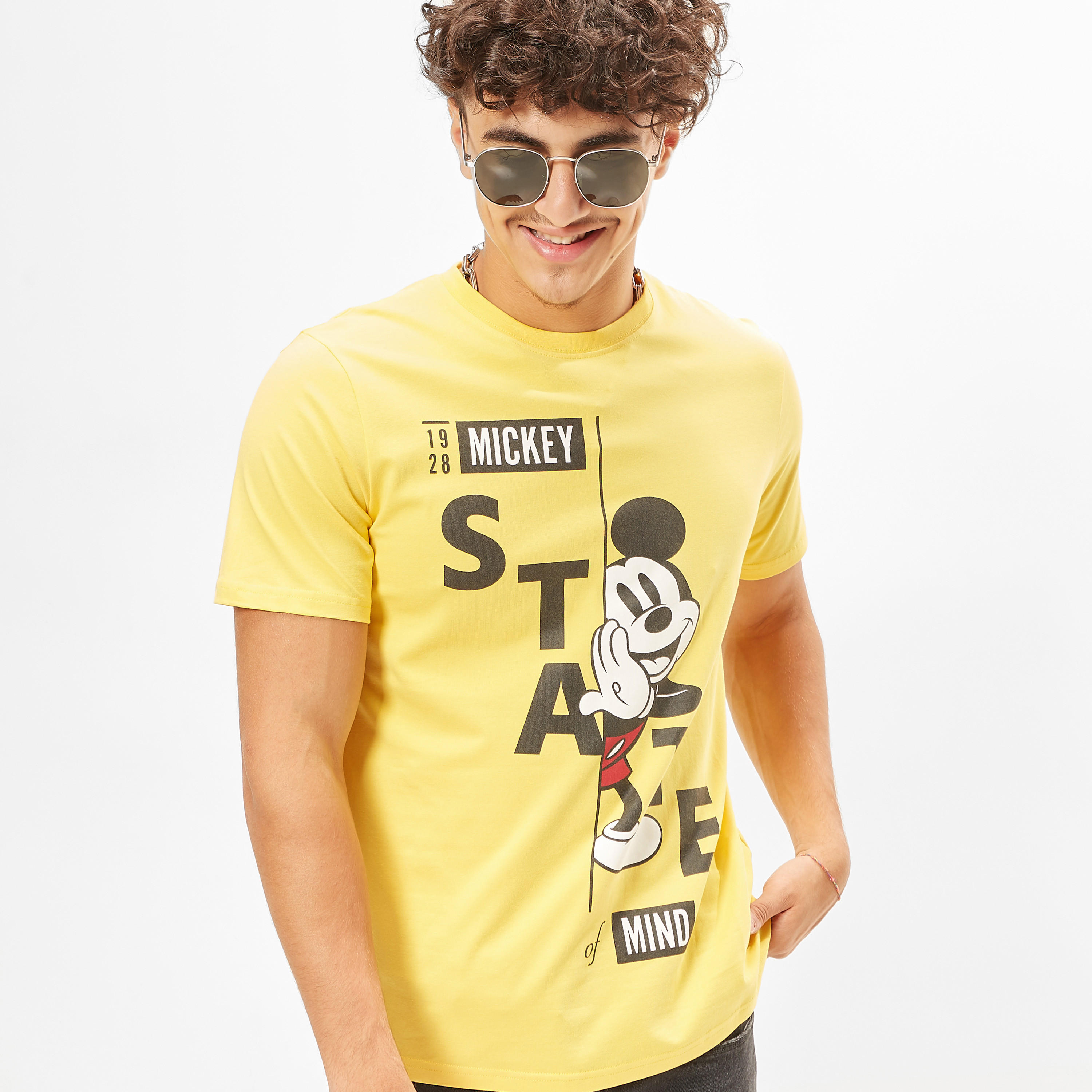 تيشيرت بياقة ضيّقة وأكمام قصيرة وطبعات ميكي ماوس-men-clothing-tshirtsandpolos-tshirts-image-1