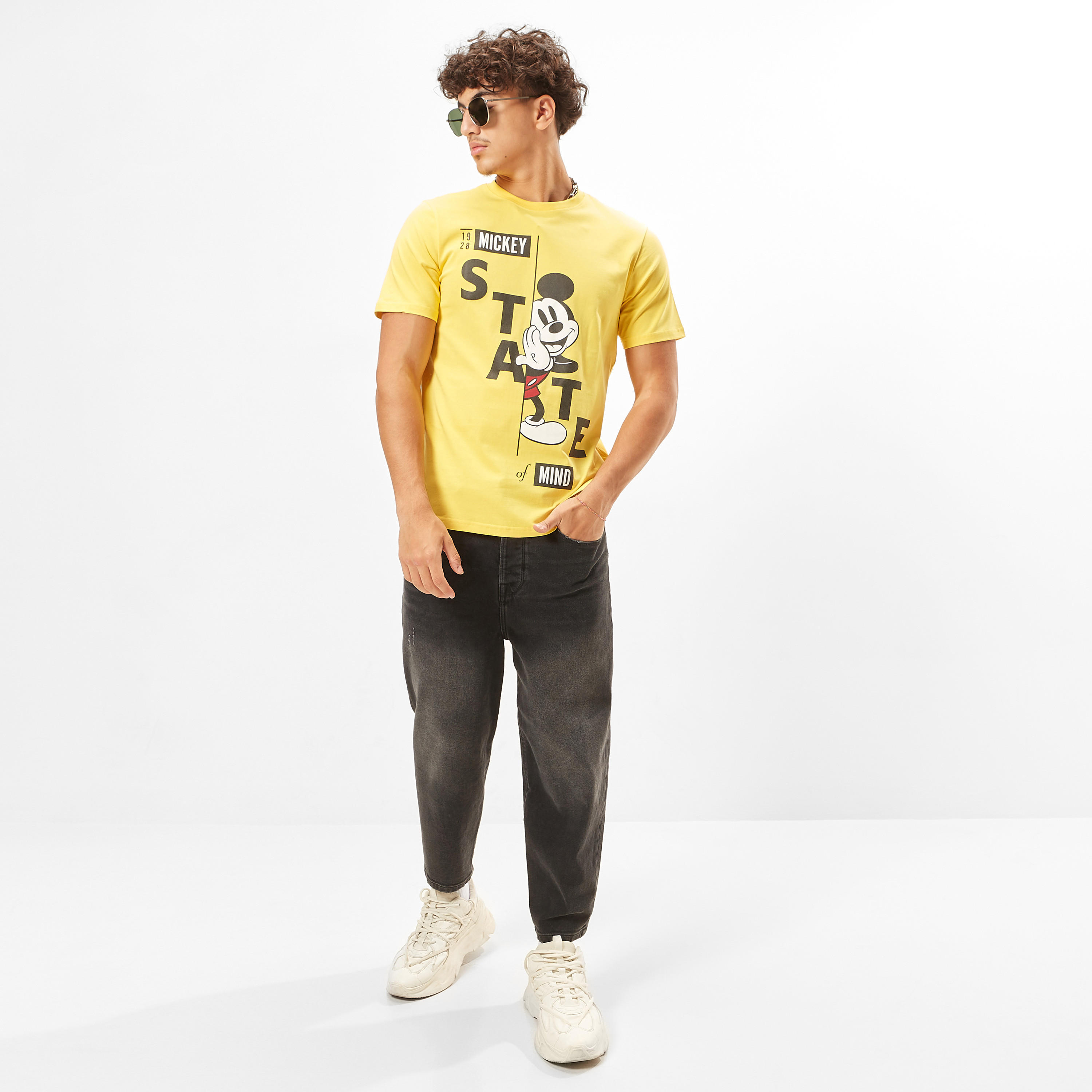 تيشيرت بياقة ضيّقة وأكمام قصيرة وطبعات ميكي ماوس-men-clothing-tshirtsandpolos-tshirts-image-2