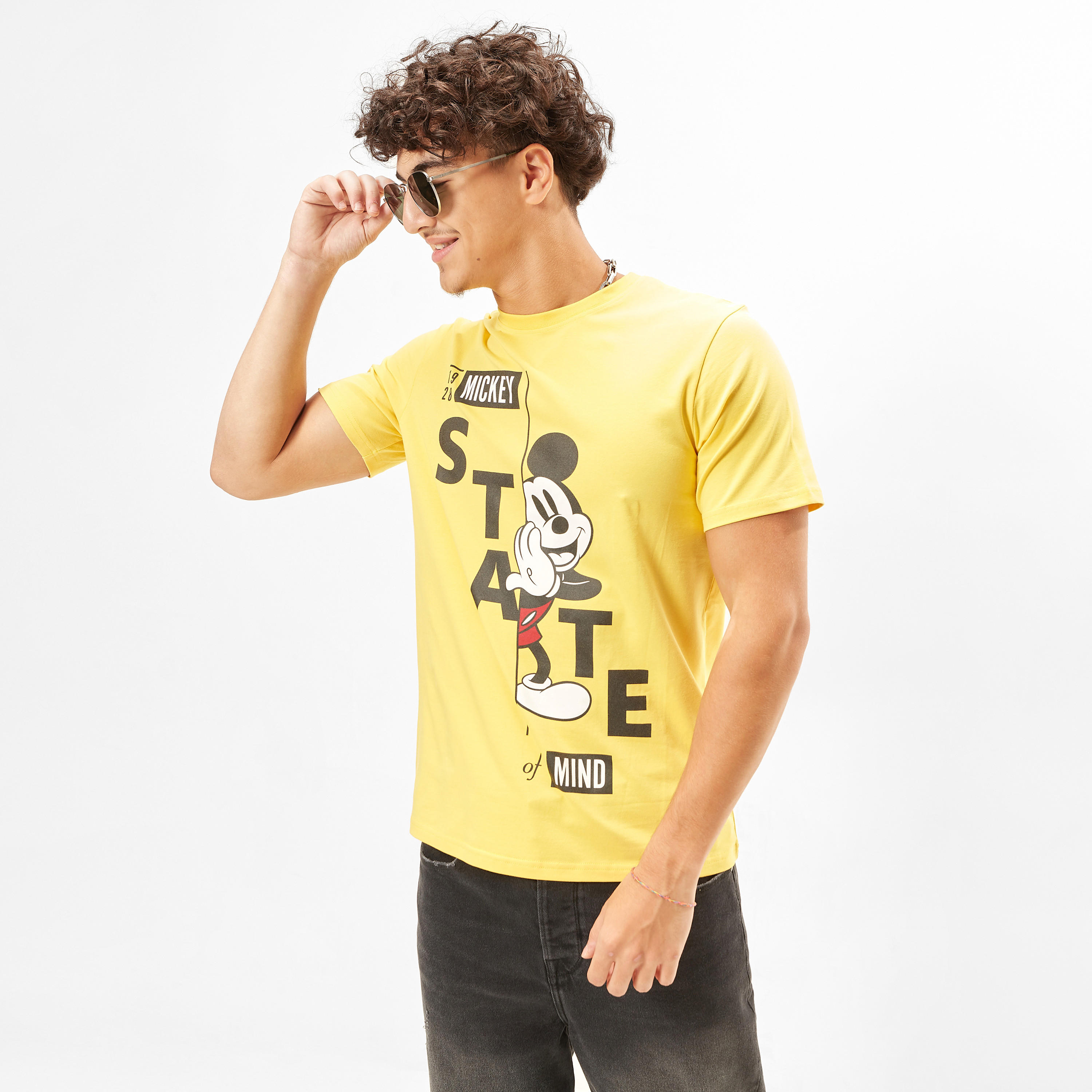 تيشيرت بياقة ضيّقة وأكمام قصيرة وطبعات ميكي ماوس-men-clothing-tshirtsandpolos-tshirts-image-3