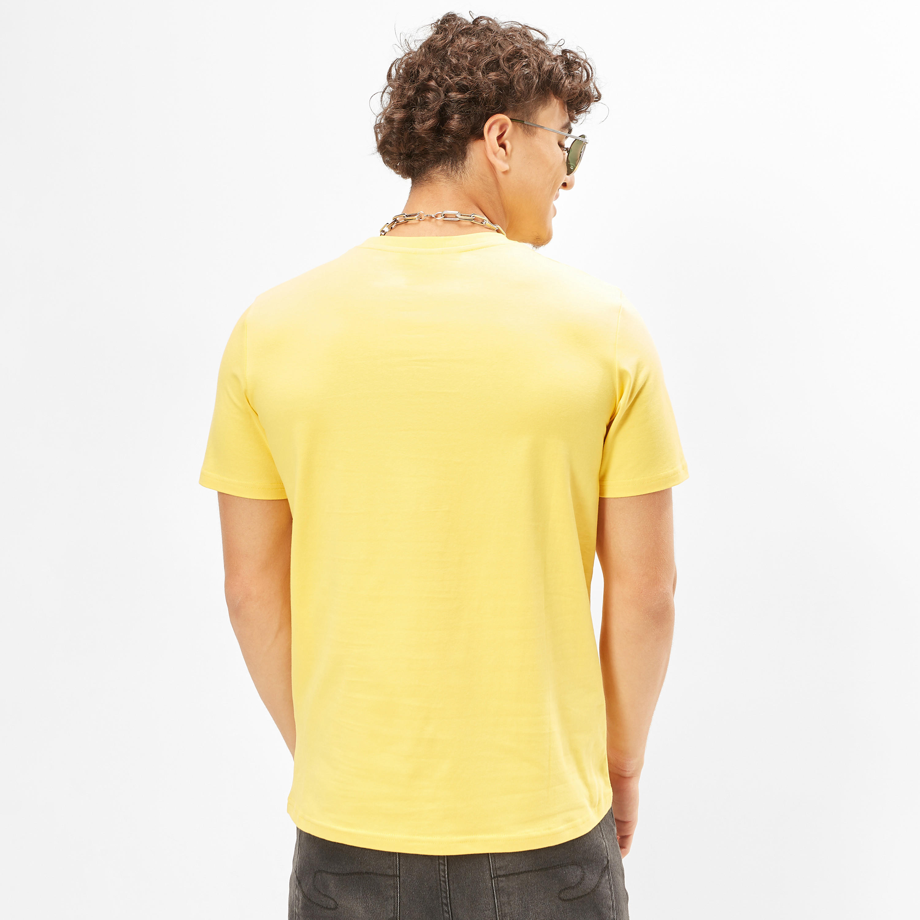 تيشيرت بياقة ضيّقة وأكمام قصيرة وطبعات ميكي ماوس-men-clothing-tshirtsandpolos-tshirts-image-4