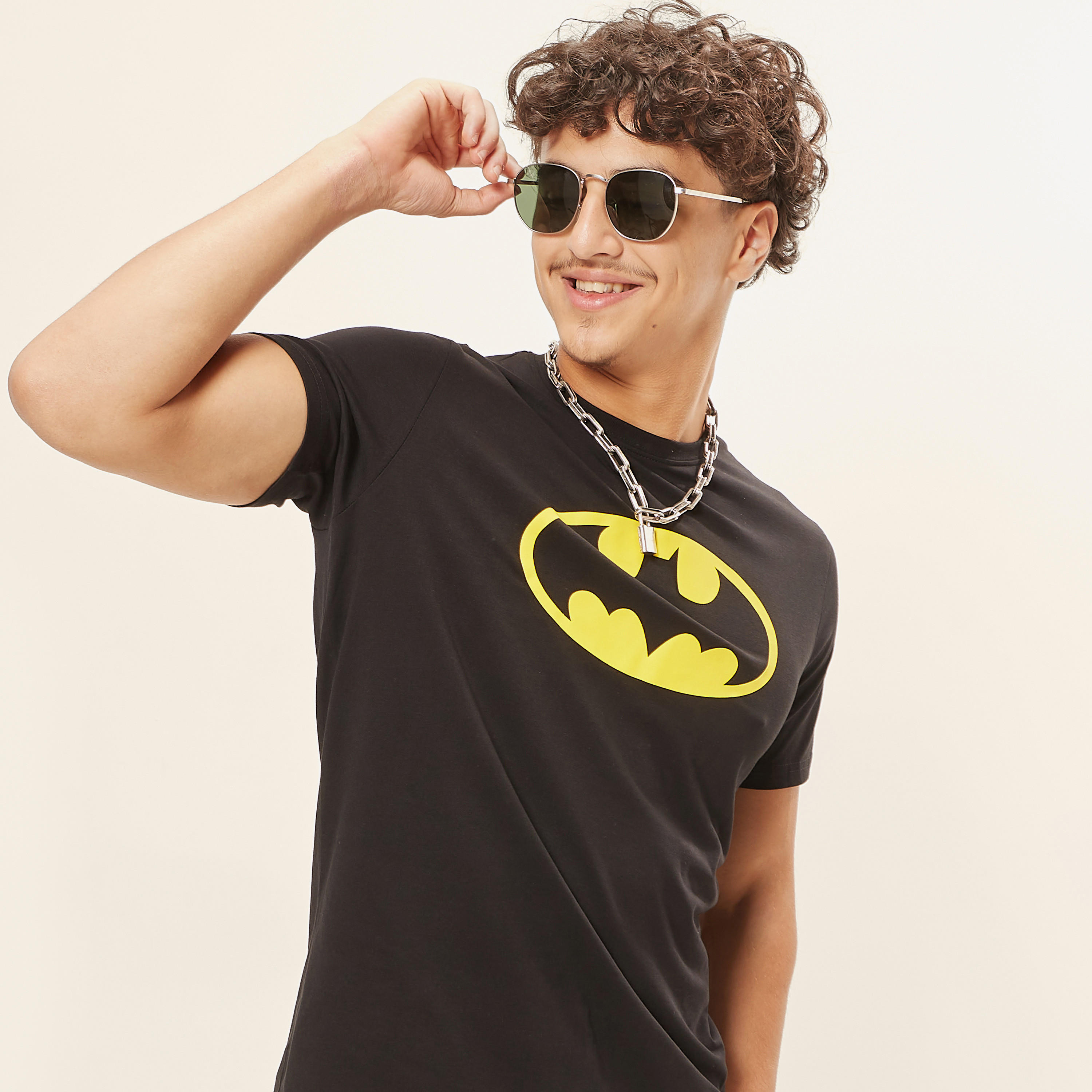 تيشيرت بياقة ضيقة وأكمام قصيرة وطبعات باتمان-men-clothing-tshirtsandpolos-tshirts-image-4