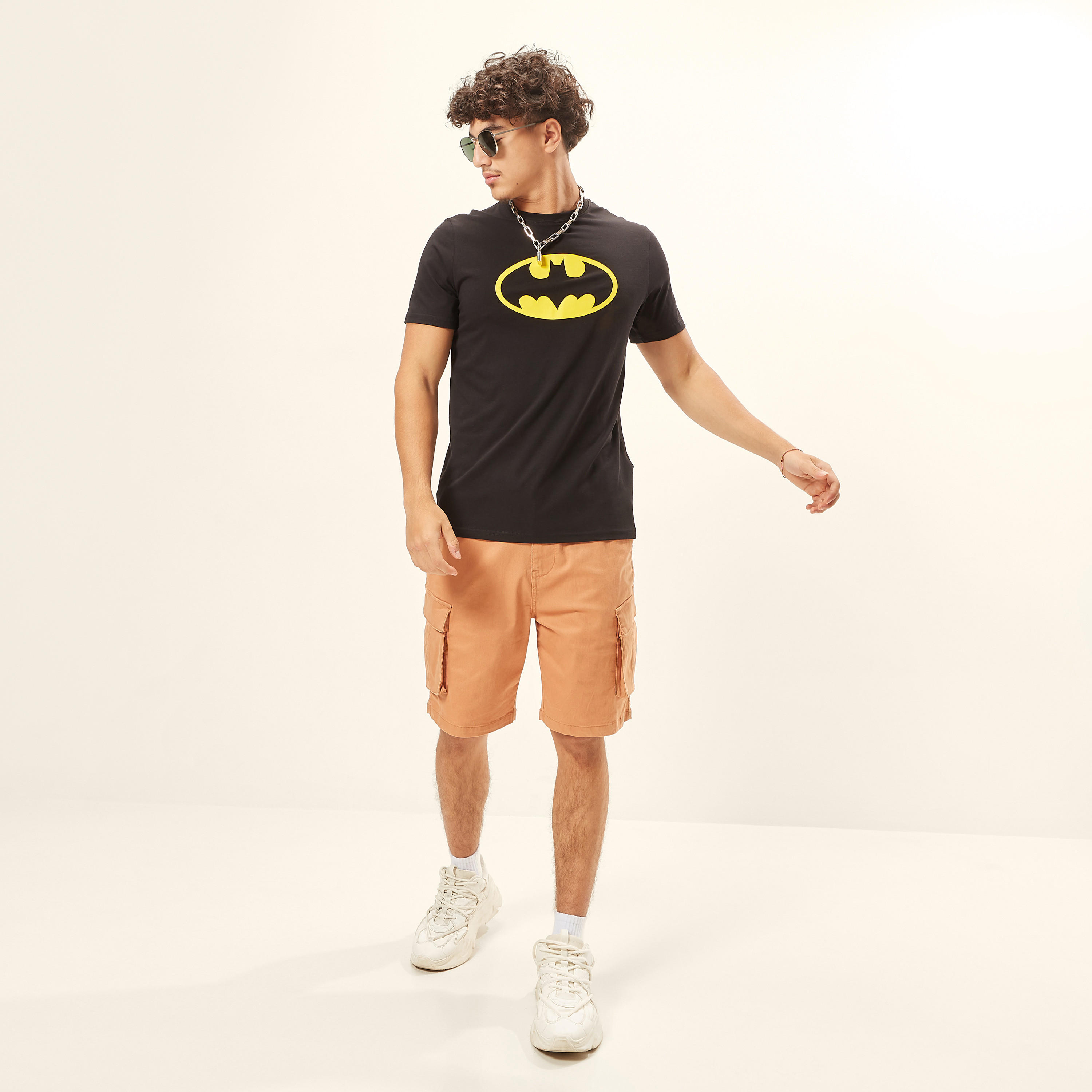تيشيرت بياقة ضيقة وأكمام قصيرة وطبعات باتمان-men-clothing-tshirtsandpolos-tshirts-image-2