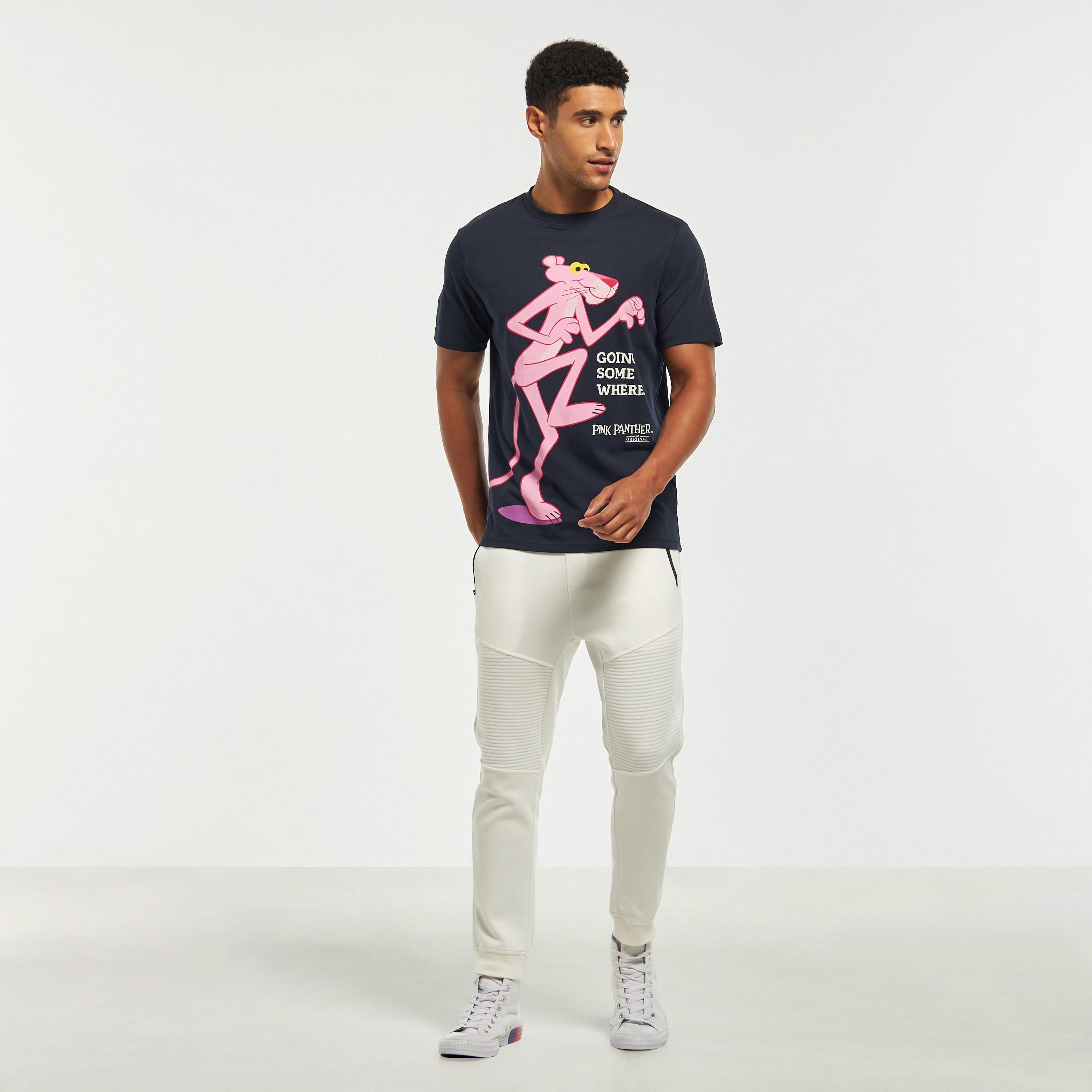 تيشيرت بياقة ضيقة وأكمام قصيرة وطبعات بينك بانثر-men-clothing-tshirtsandpolos-tshirts-image-2