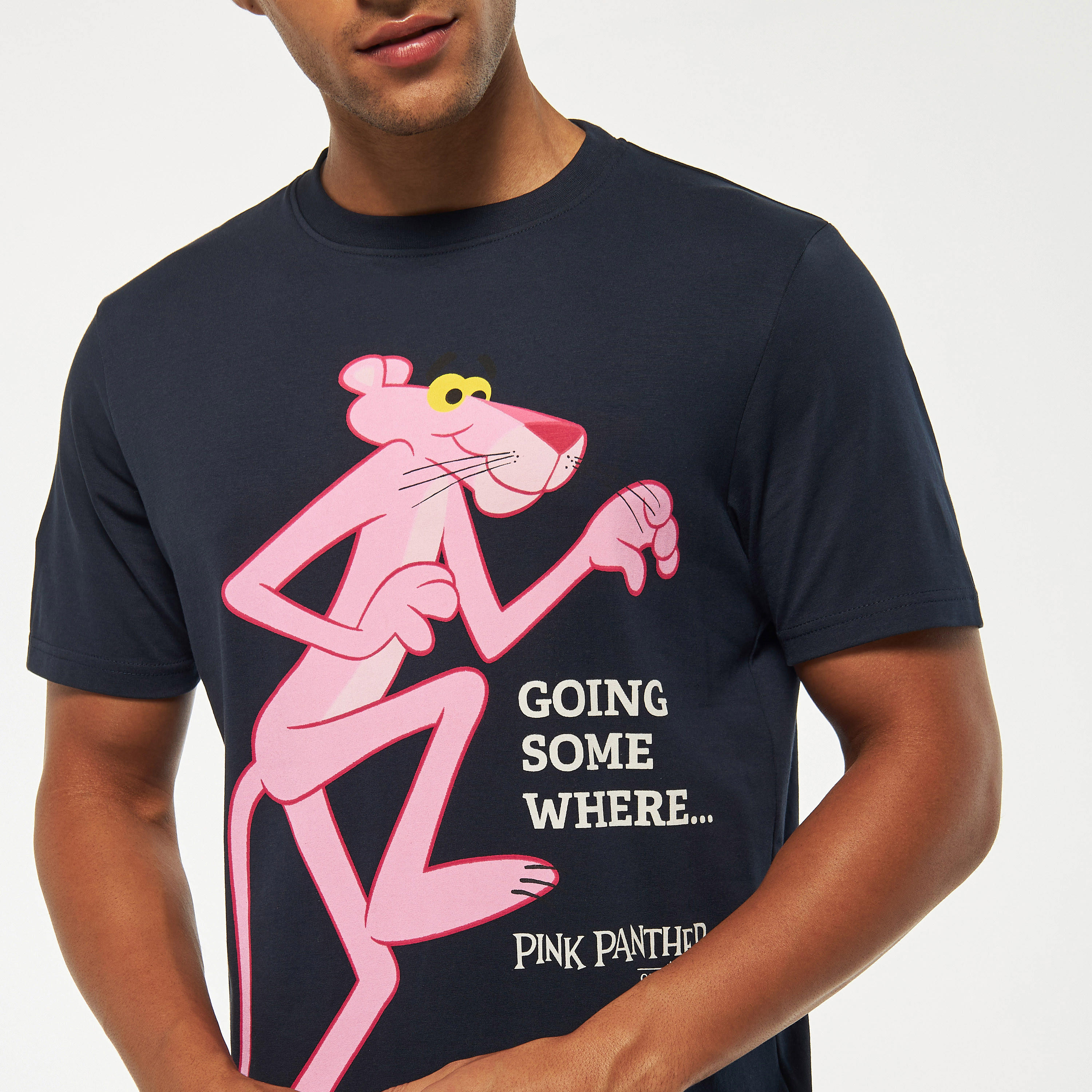 تيشيرت بياقة ضيقة وأكمام قصيرة وطبعات بينك بانثر-men-clothing-tshirtsandpolos-tshirts-image-4
