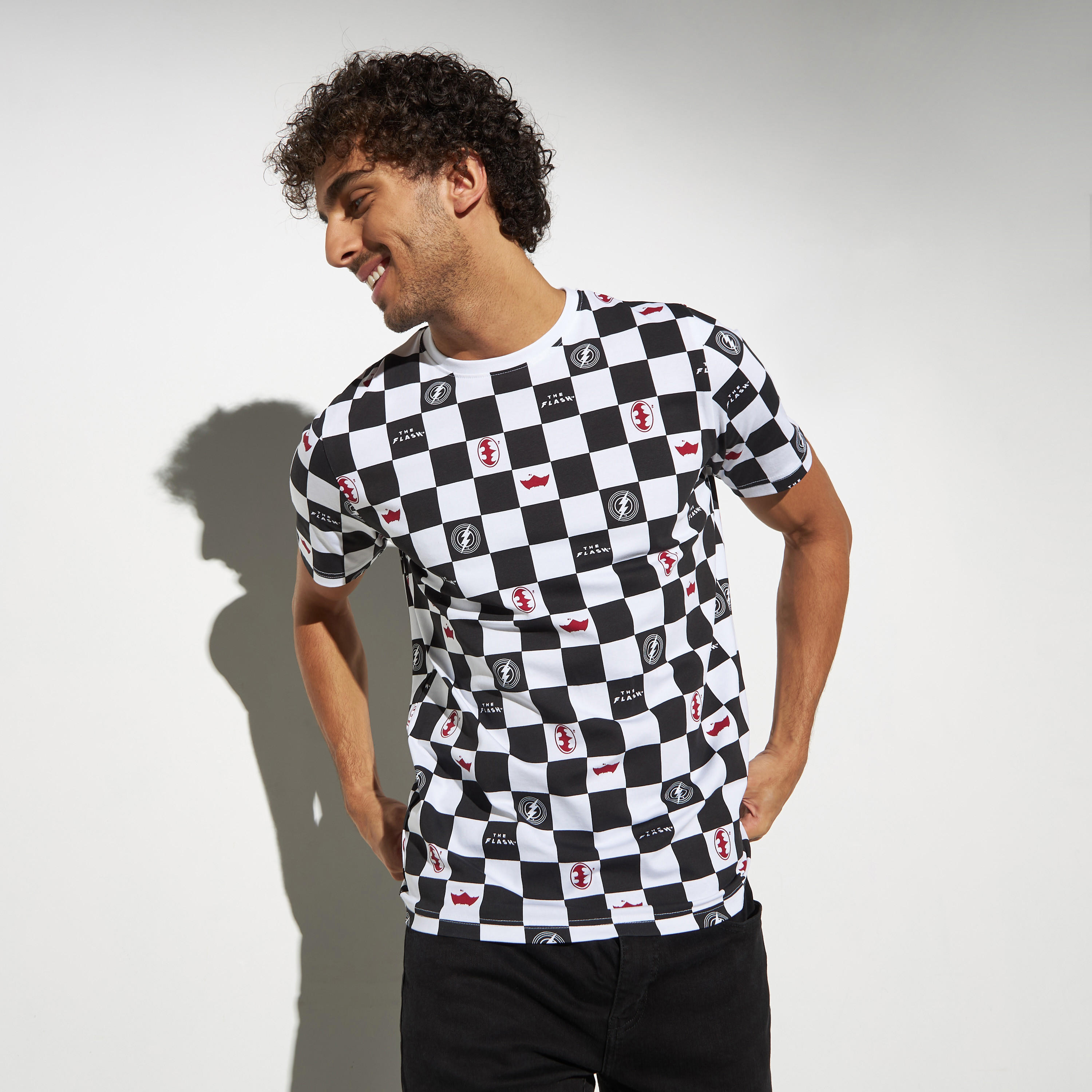 تيشيرت بياقة ضيقة وأكمام قصيرة وطبعات كاروهات-men-clothing-tshirtsandpolos-tshirts-image-1