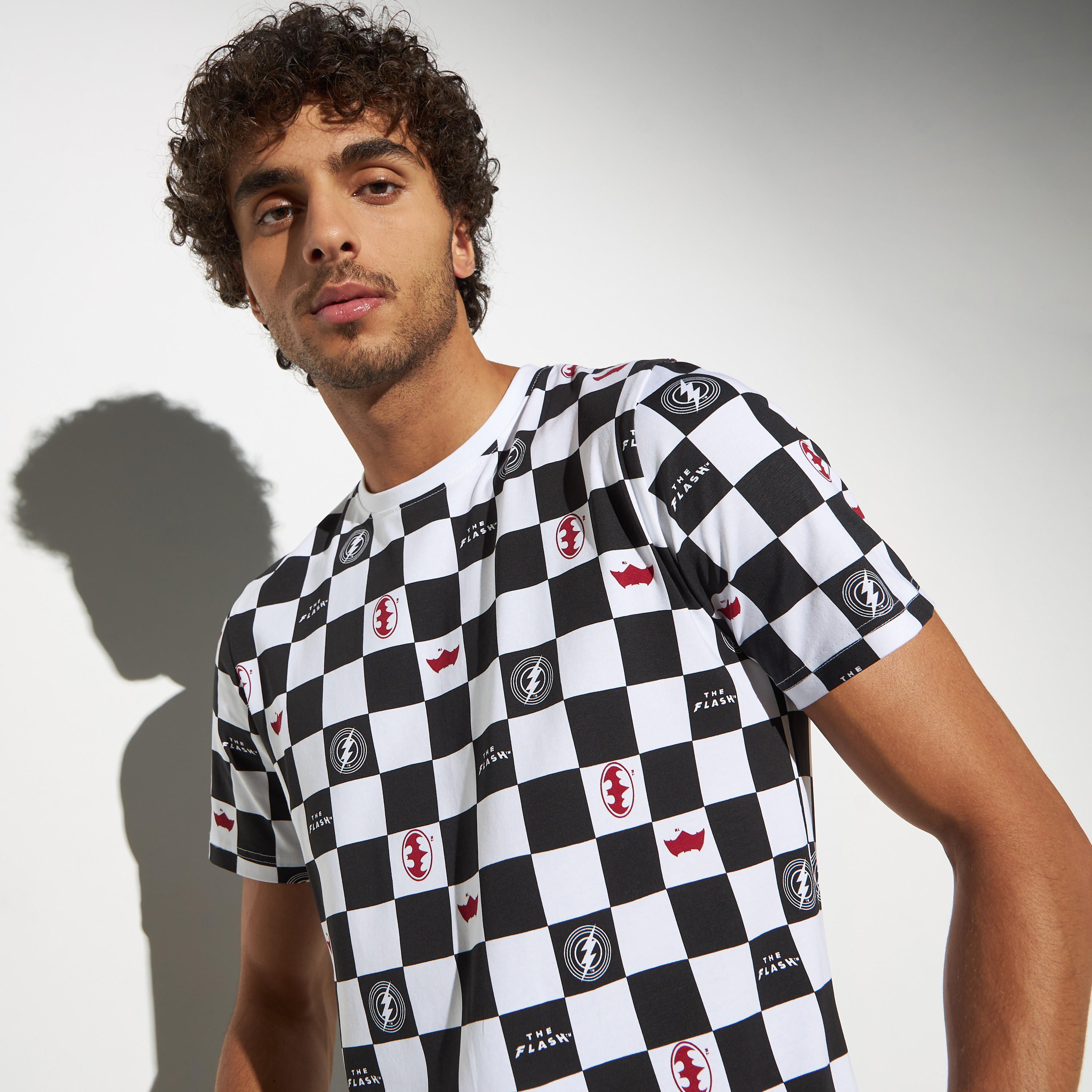 تيشيرت بياقة ضيقة وأكمام قصيرة وطبعات كاروهات-men-clothing-tshirtsandpolos-tshirts-image-2