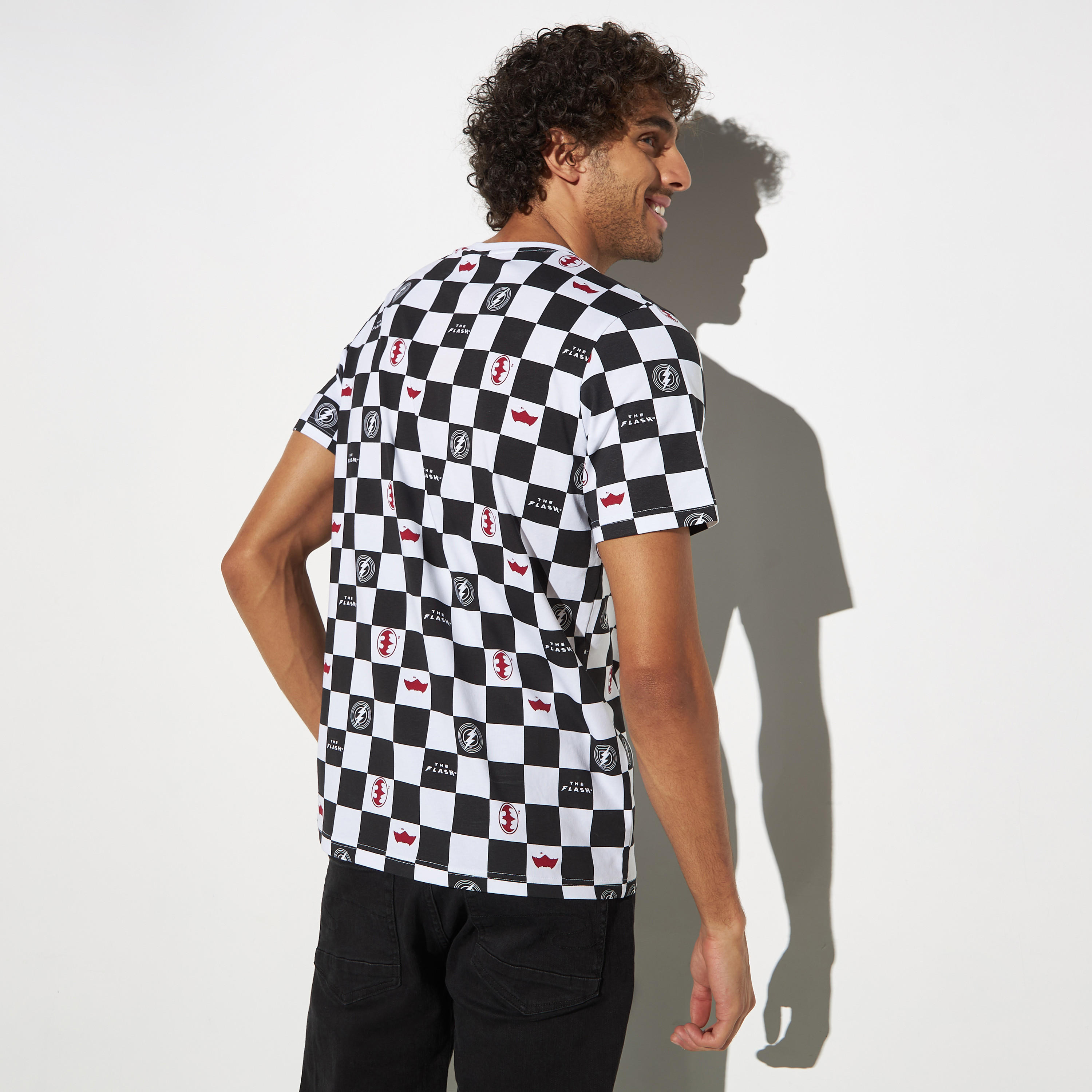 تيشيرت بياقة ضيقة وأكمام قصيرة وطبعات كاروهات-men-clothing-tshirtsandpolos-tshirts-image-3